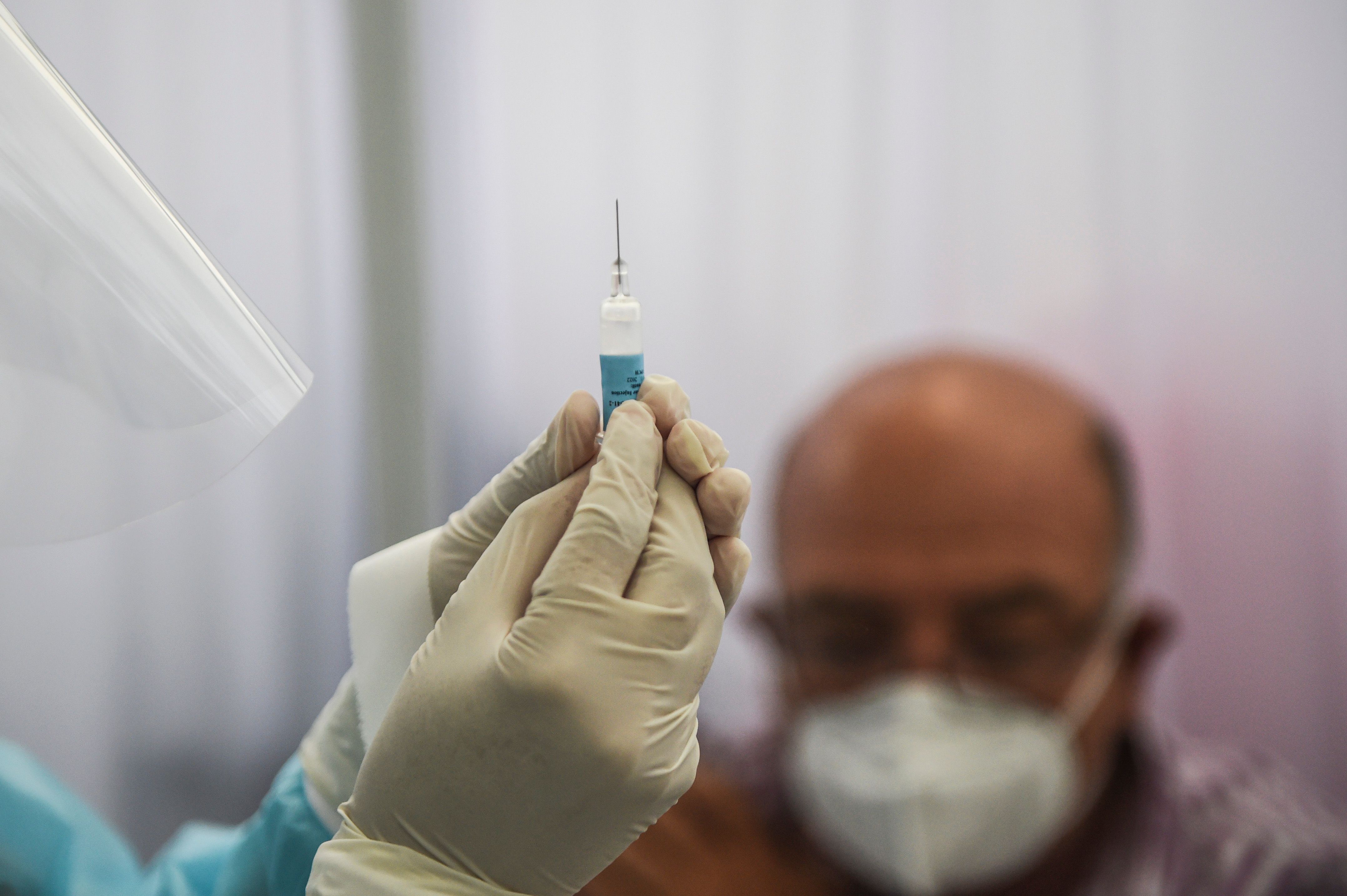 Un trabajador de salud  se prepara para recibir la vacuna contra el coronavirus de la empresa china Sinopharm en Lima, Perú. (Foto Prensa Libre: AFP)