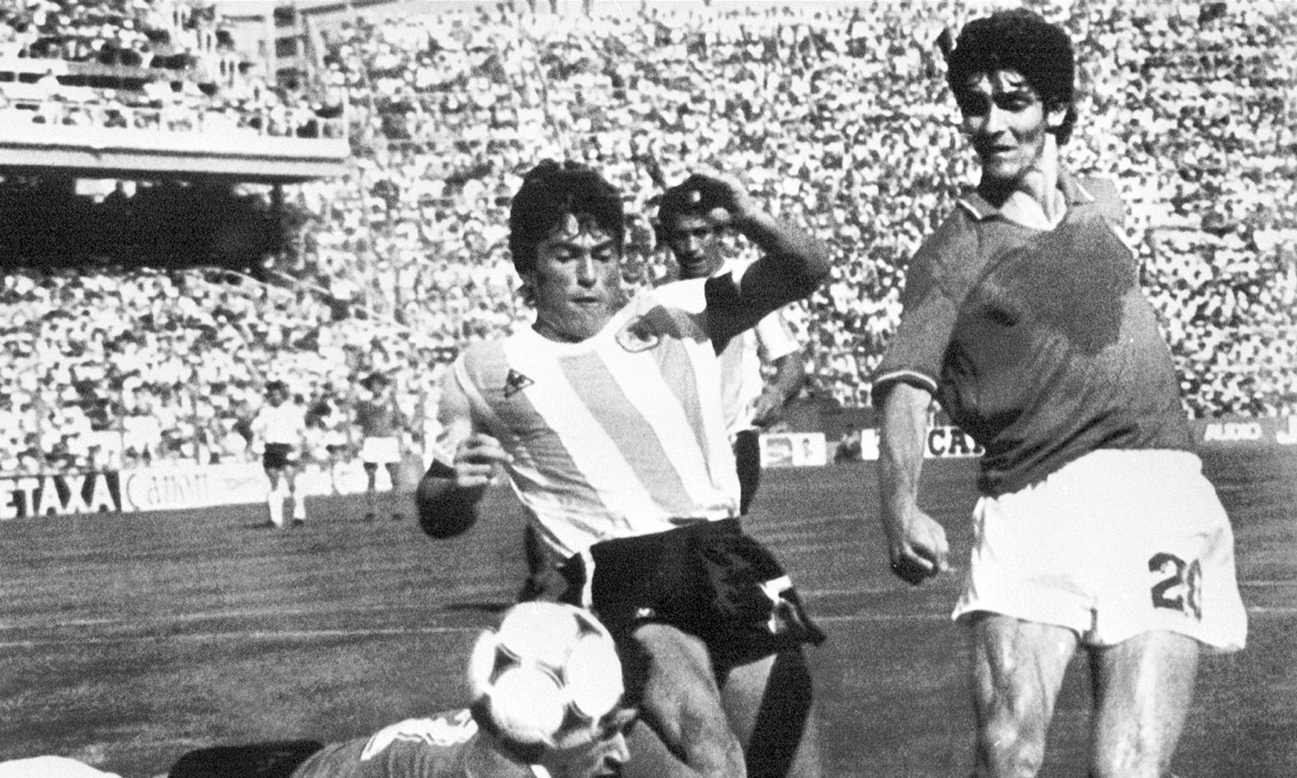 En esta foto de archivo tomada el 29 de junio de 1982, el portero argentino Ubaldo Fillol y el capitán Daniel Passarella (izq.) impiden que el delantero italiano Paolo Rossi anotara durante un partido de la segunda ronda del Mundial de España. (Foto Prensa Libre: AFP)