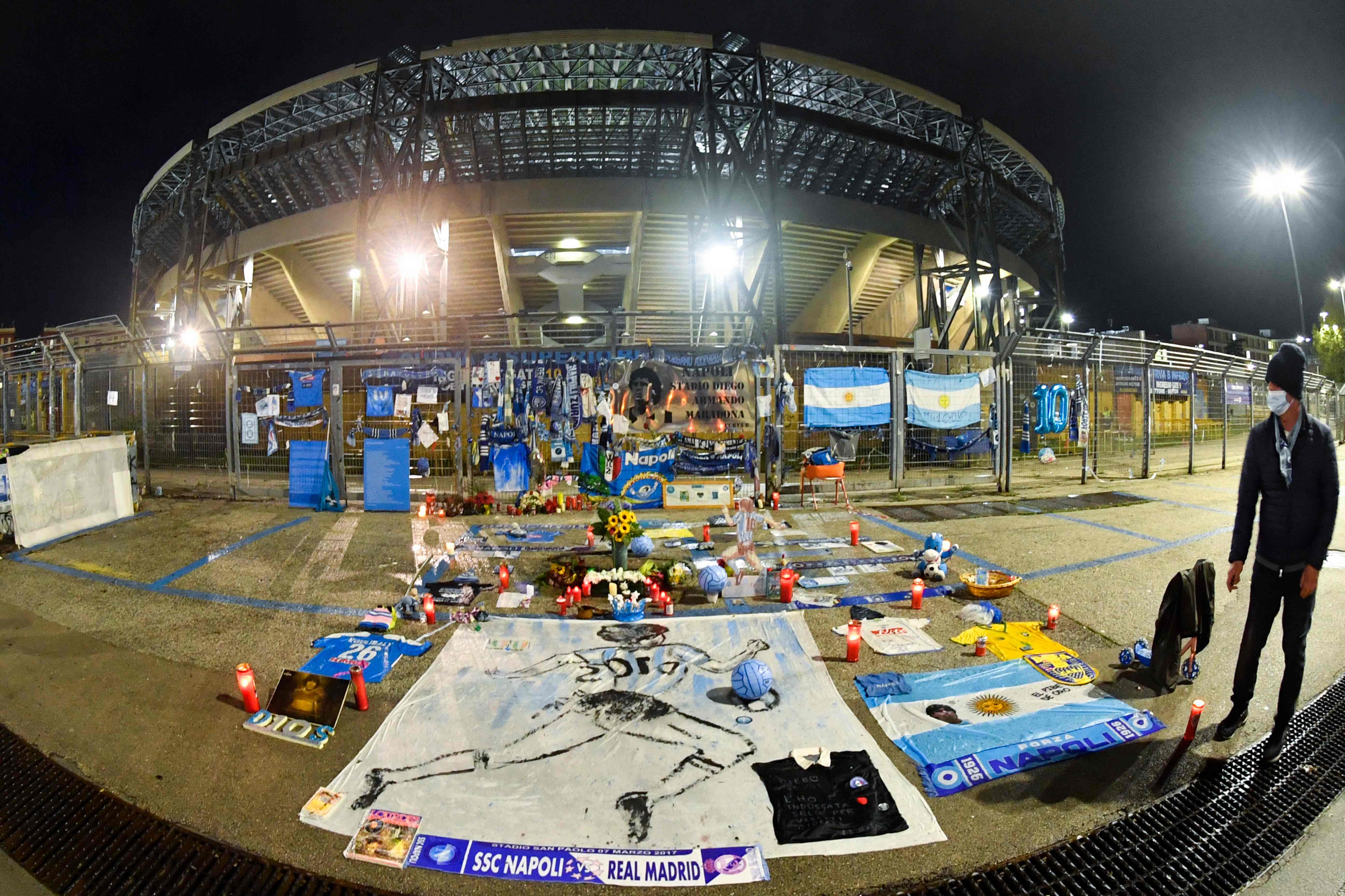Este estadio se estrenó hoy con el nombre de la leyenda del Napoli, Diego Armando Maradona. Foto Prensa Libre: AFP.