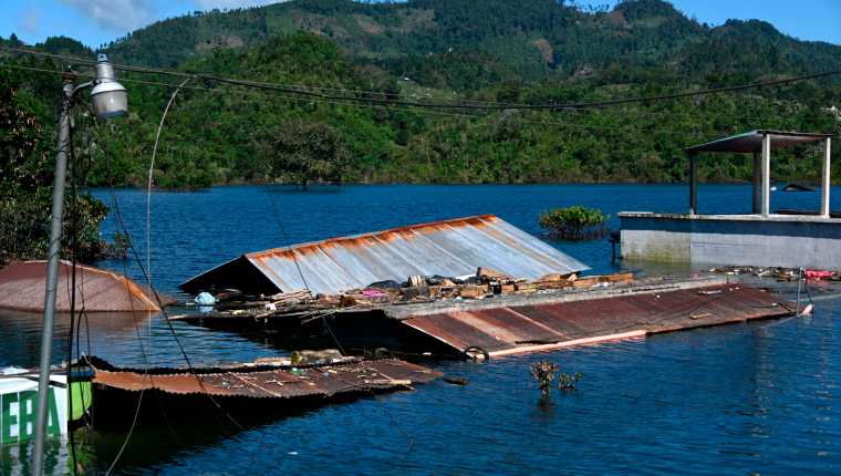 Campur, San Pedro Carchá, Alta Verapaz, quedó bajo el agua, luego del paso de las tormentas tropicales Eta e Iota. (Foto Prensa Libre: AFP)