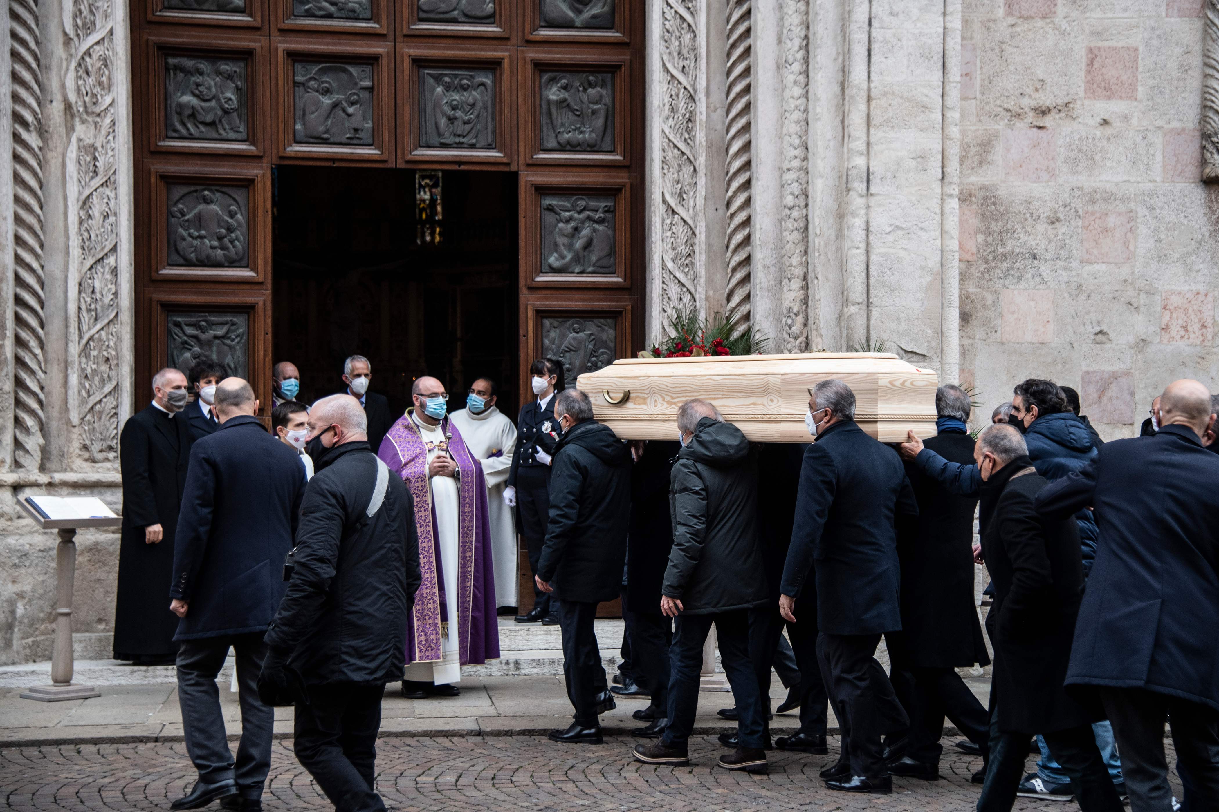 Cientos de personas, entre ellos varios exfutbolistas italianos, se dieron cita al funeral de Paolo Rossi, mientras que en la casa del excampeón del mundo se realizaba un robo. (Foto Prensa Libre: AFP)