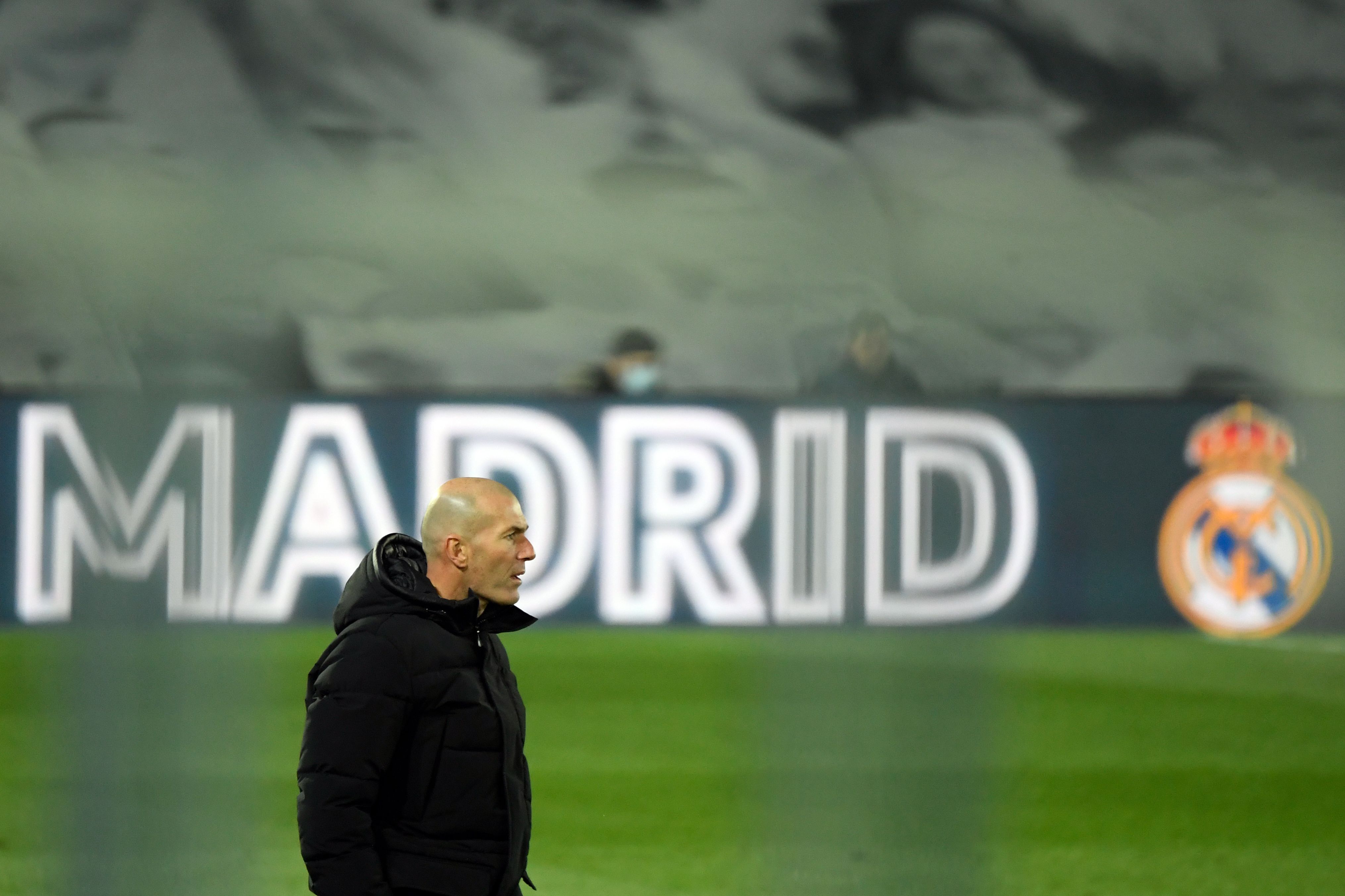 Zinedine Zidane ha confirmado que su contrato vence en 2022 y que de momento no planea negociar mejoras en este. (Foto Prensa Libre: AFP)