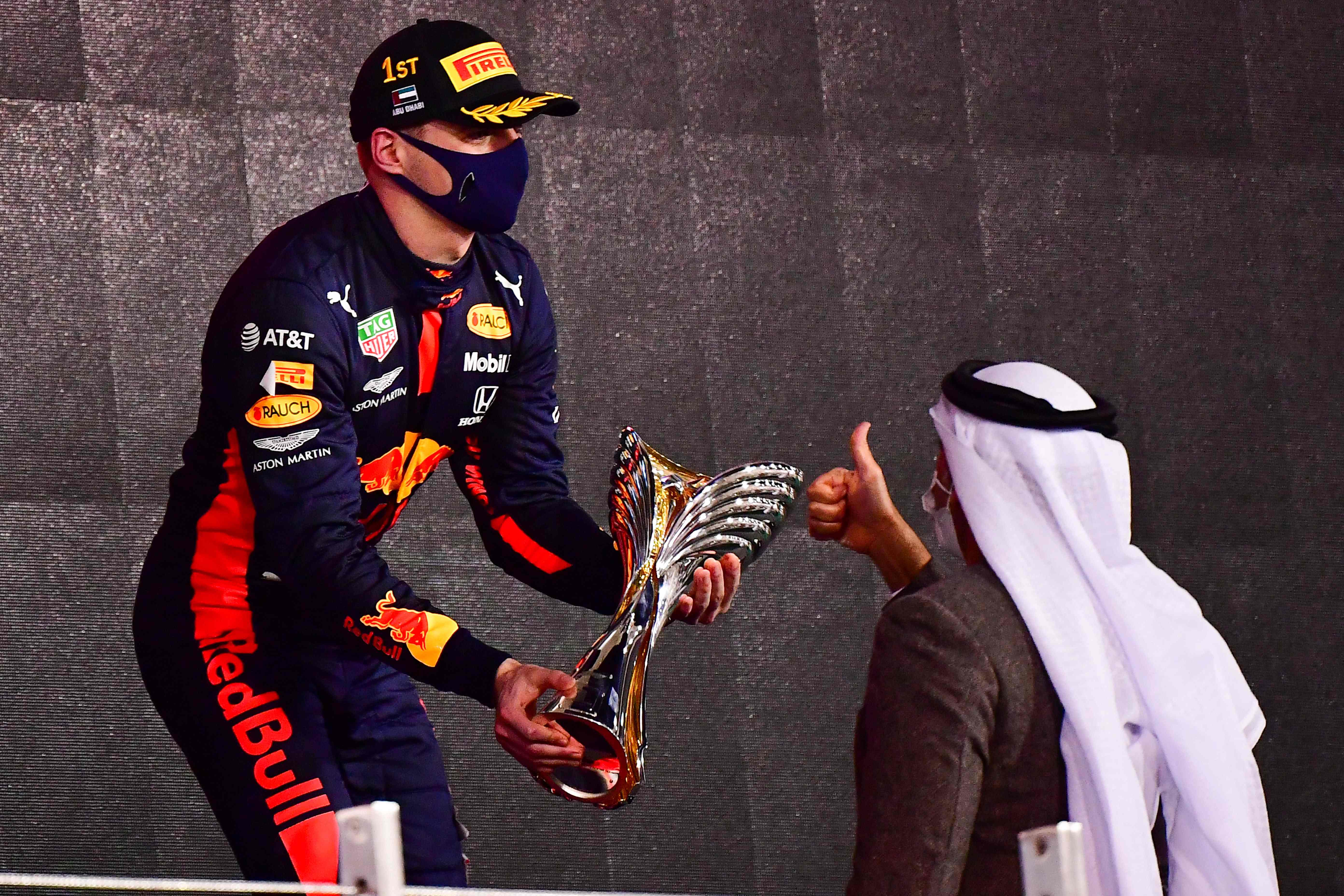 Max Verstappen recibe el trofeo del primer lugar del Gran Premio de Abu Dabi, el último de la temporada para la F1. (Foto Prensa Libre: AFP)