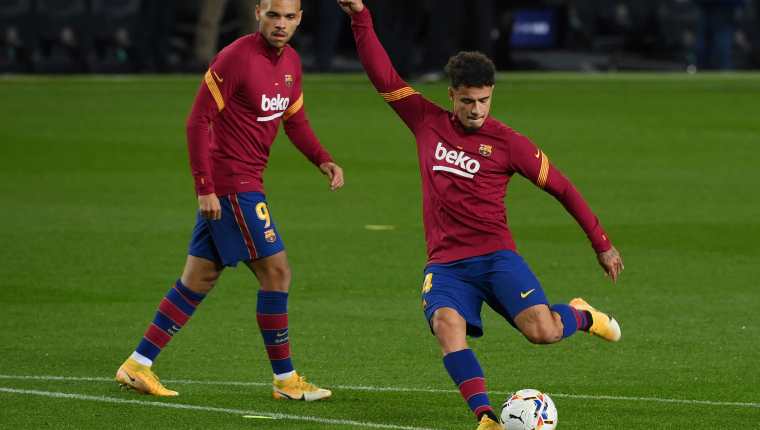 El mediocampista brasileño Philippe Coutinho podría volver pronto a los entrenos con el FC Barcelona. (Foto Prensa Libre: AFP)