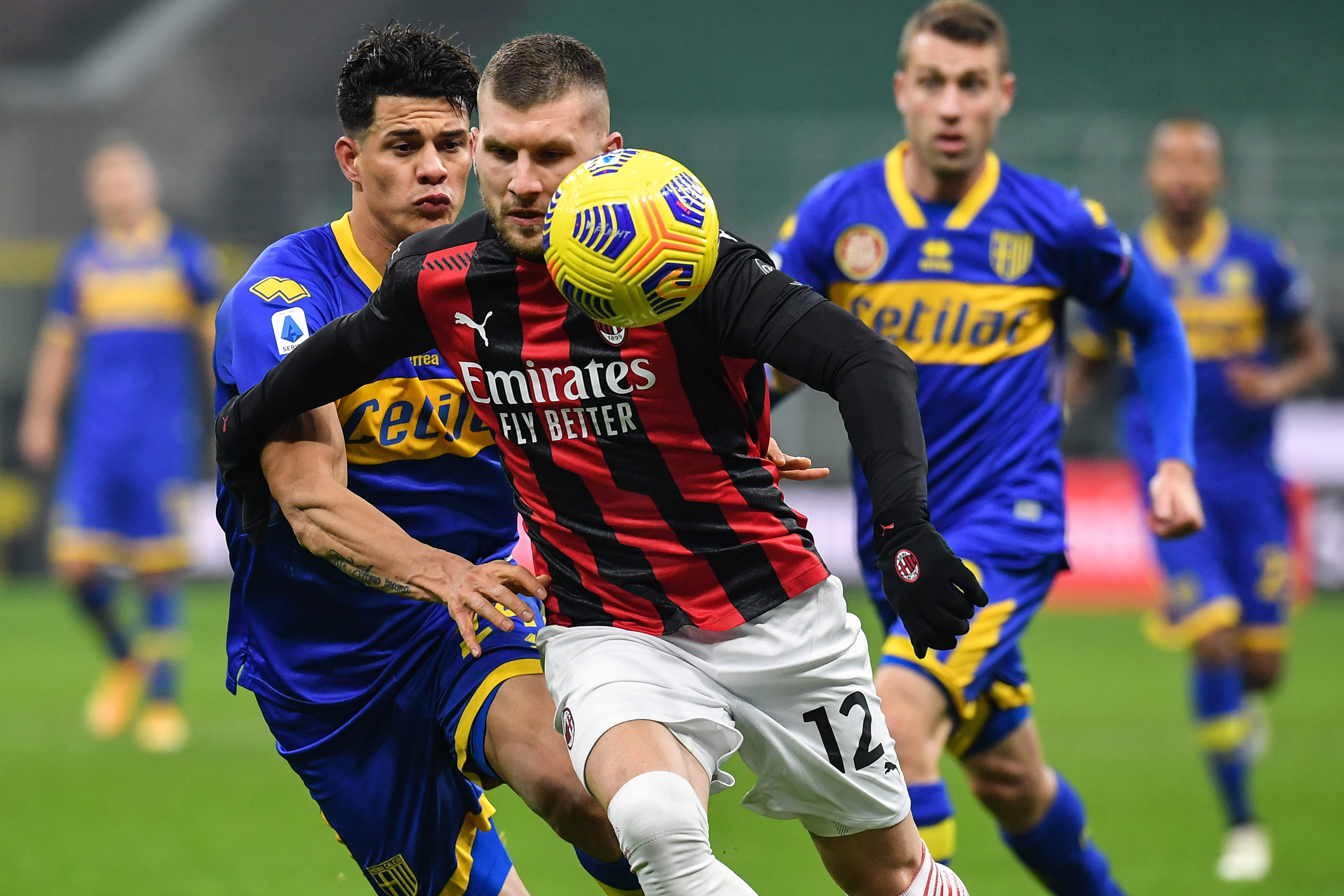 El AC MIlan, que aún espera la recuperación de Zlatan Ibrahimovic, rescató un empate ante el Parma. (Foto Prensa Libre: AFP)