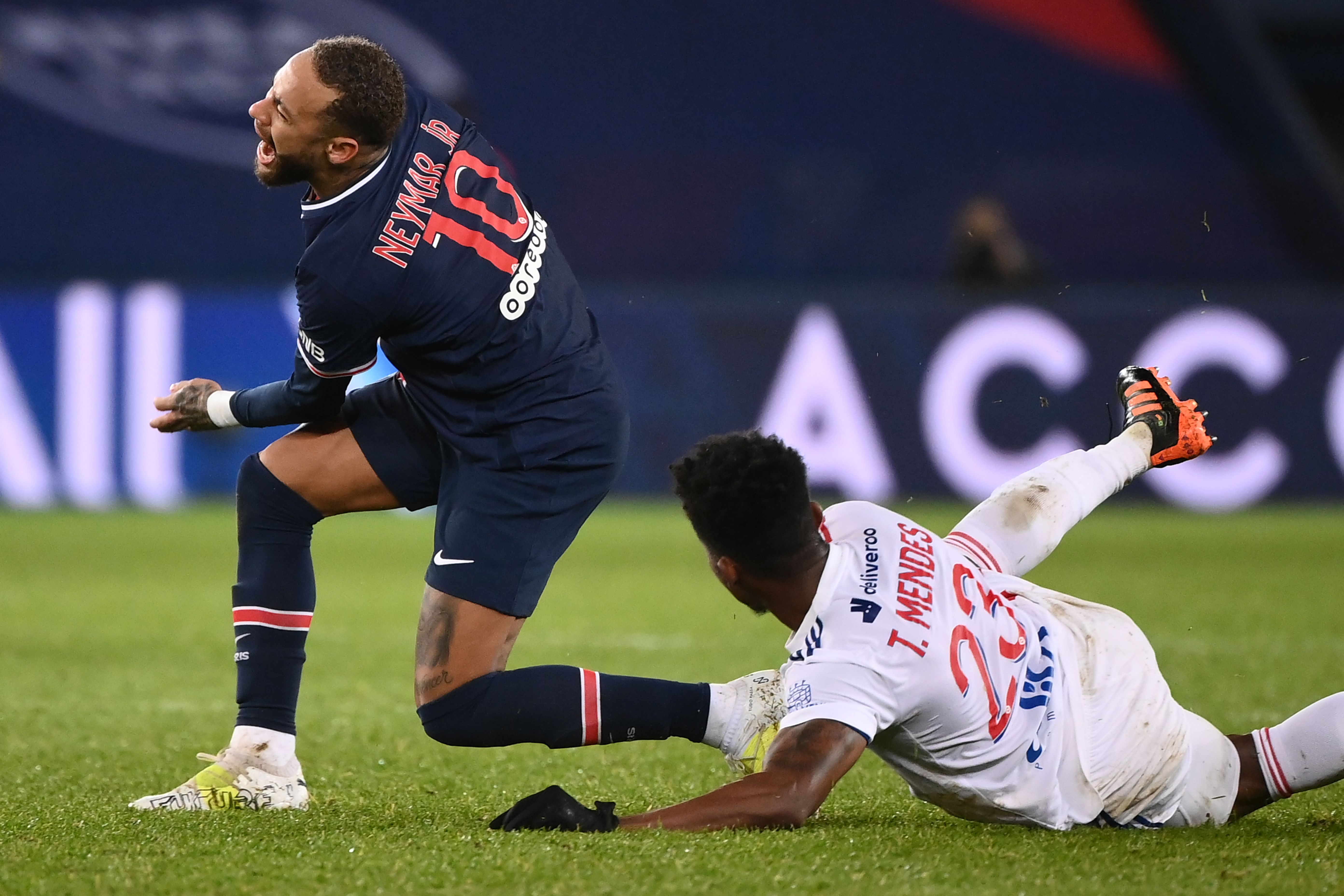 El regreso de Neymar Jr. a las canchas está contemplado para enero, esto luego de una lesión en el tobillo que lo dejó fuera. (Foto Prensa Libre: AFP)