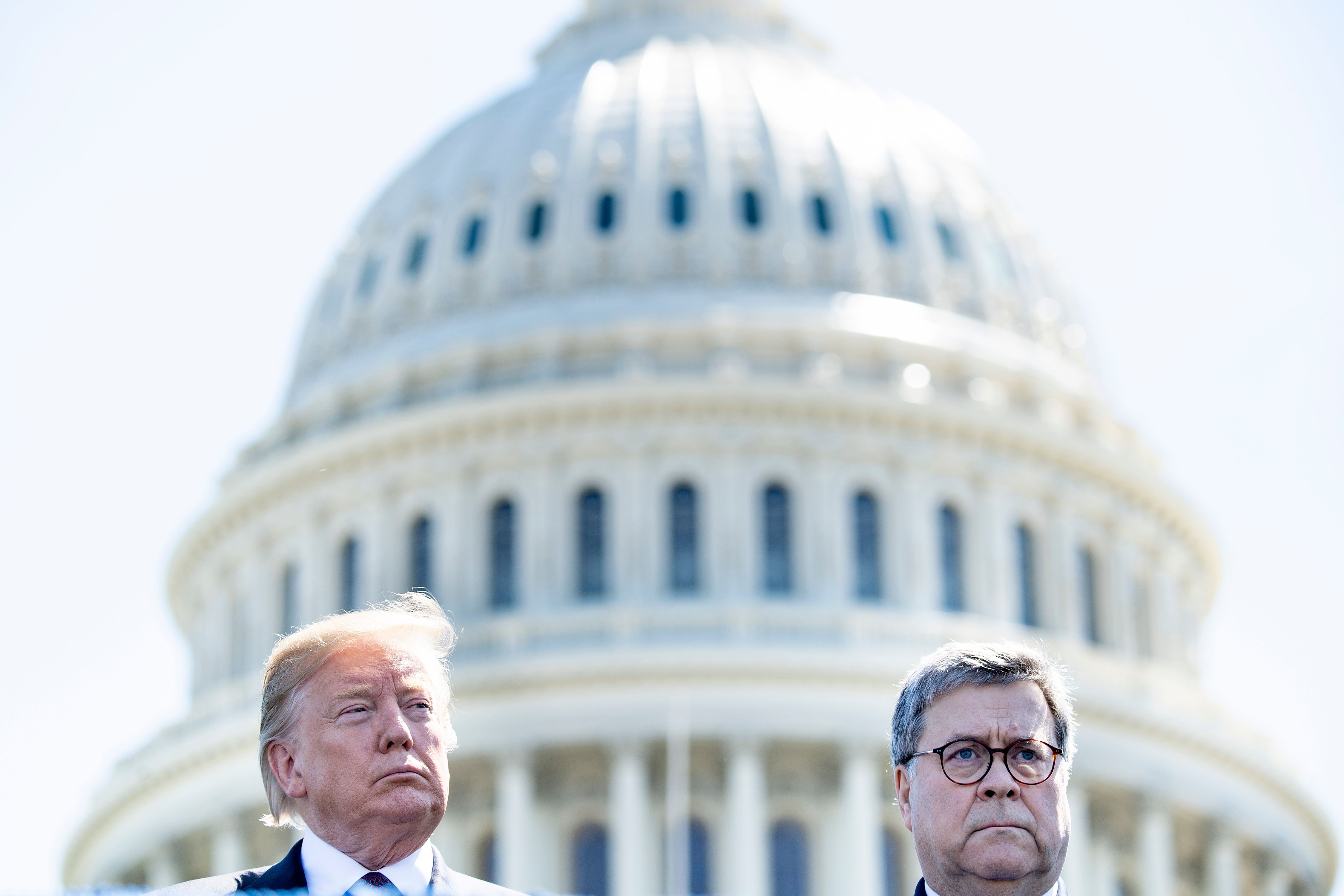 William Barr, fiscal general de Estados Unidos, junto al presidente saliente Donald Trump. (Foto Prensa Libre: AFP)