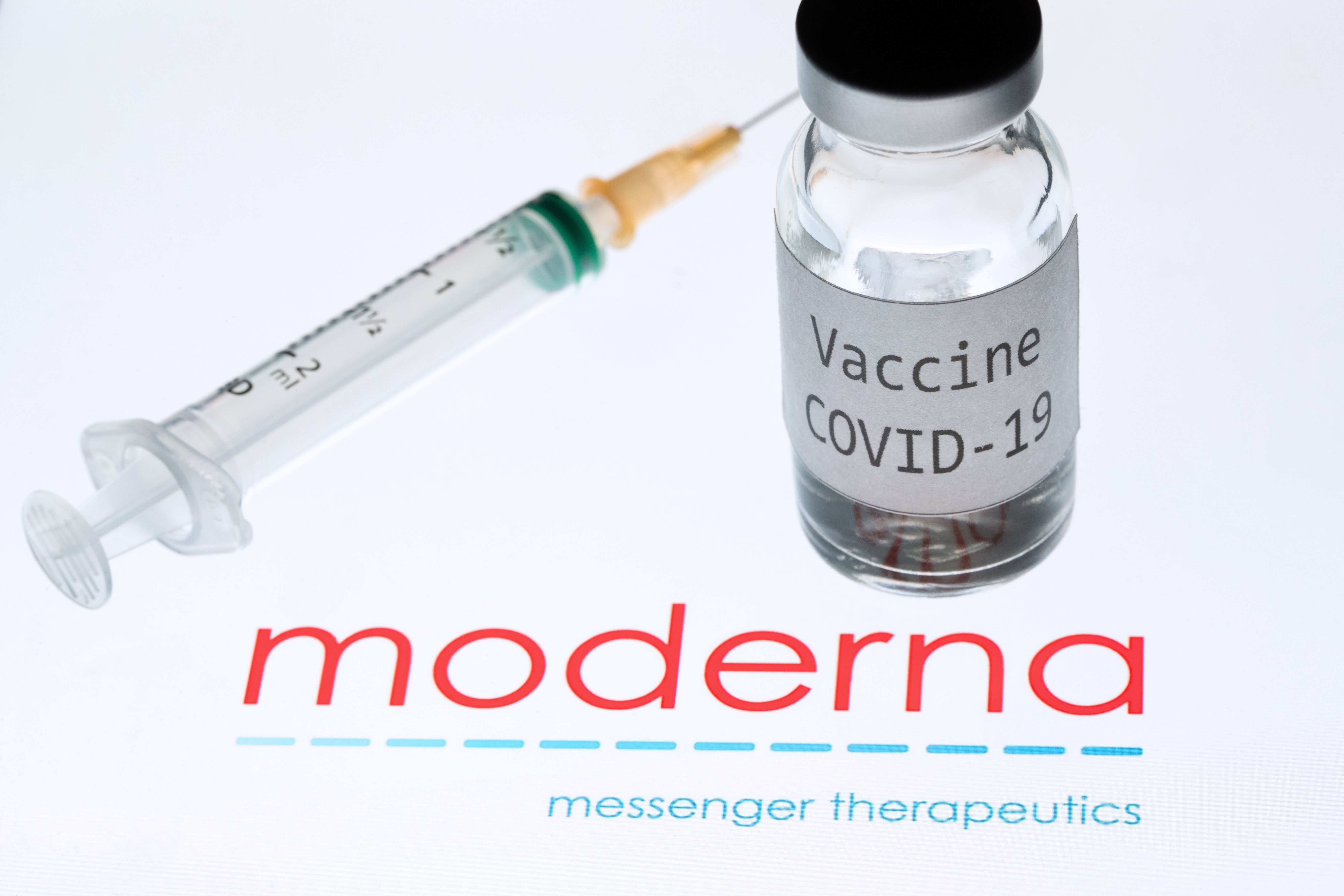 La vacuna de la farmacéutica Moderna podría ser la próxima en administrarse en EE. UU. (Foto Prensa Libre: AFP)