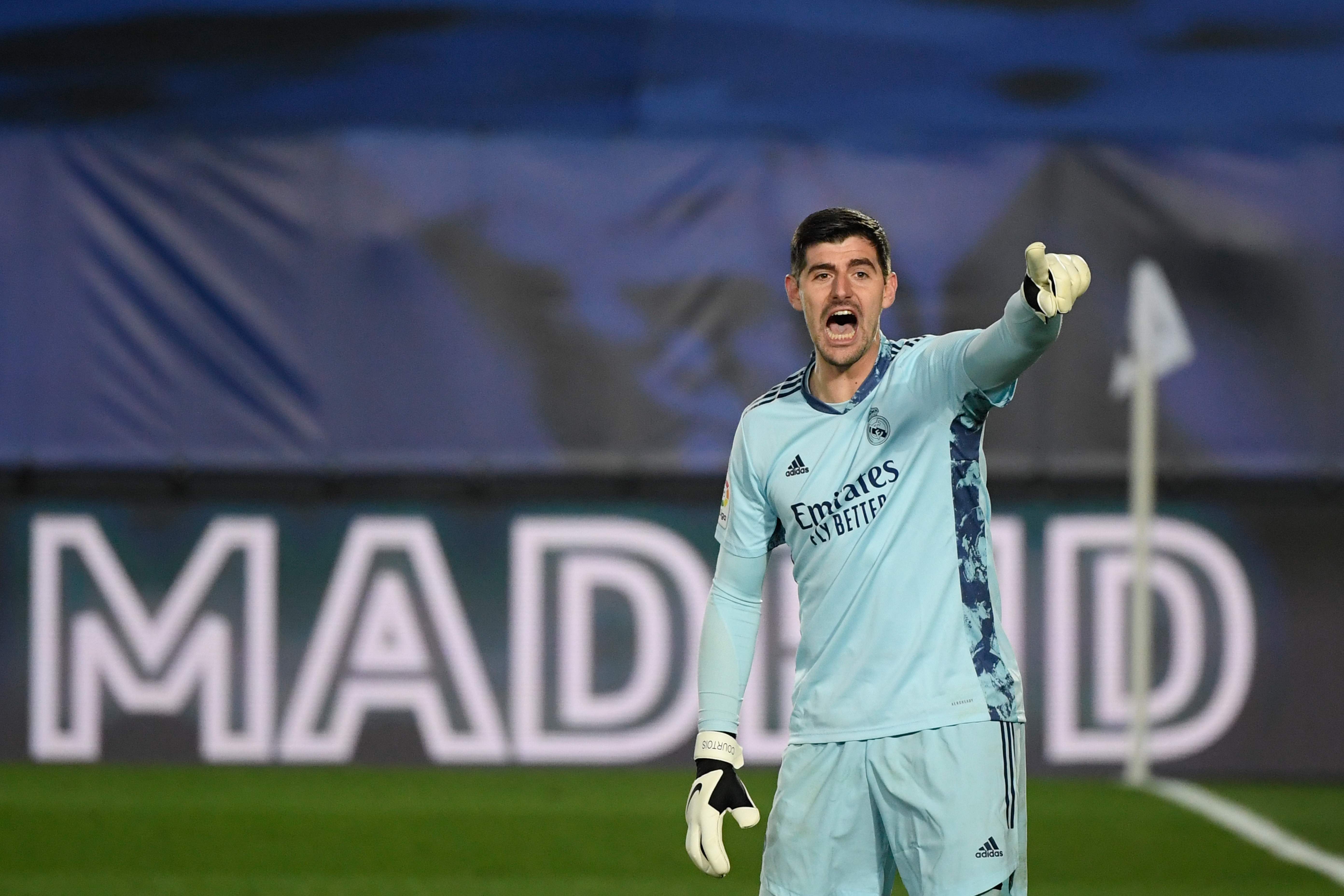 Thibaut Courtois se quejó de los dirigentes del fútbol español por hacerlos jugar en medio de un temporal nevado. (Foto Prensa Libre: AFP)