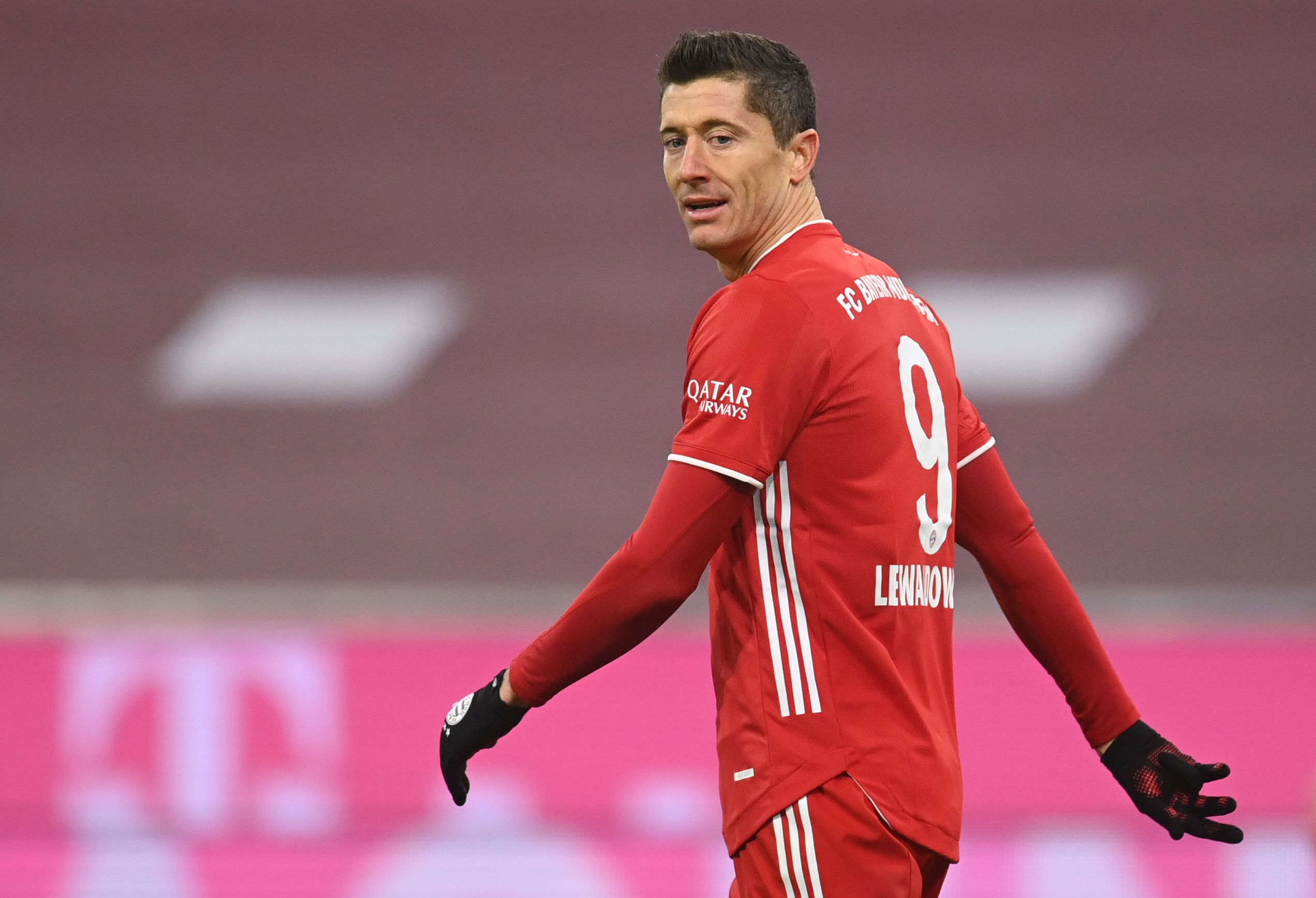 Robert Lewandowski le anotó un doblete al Wolfsburgo en el partido que se disputó antes de la entrega de los premios The Best. Foto Prensa Libre: AFP