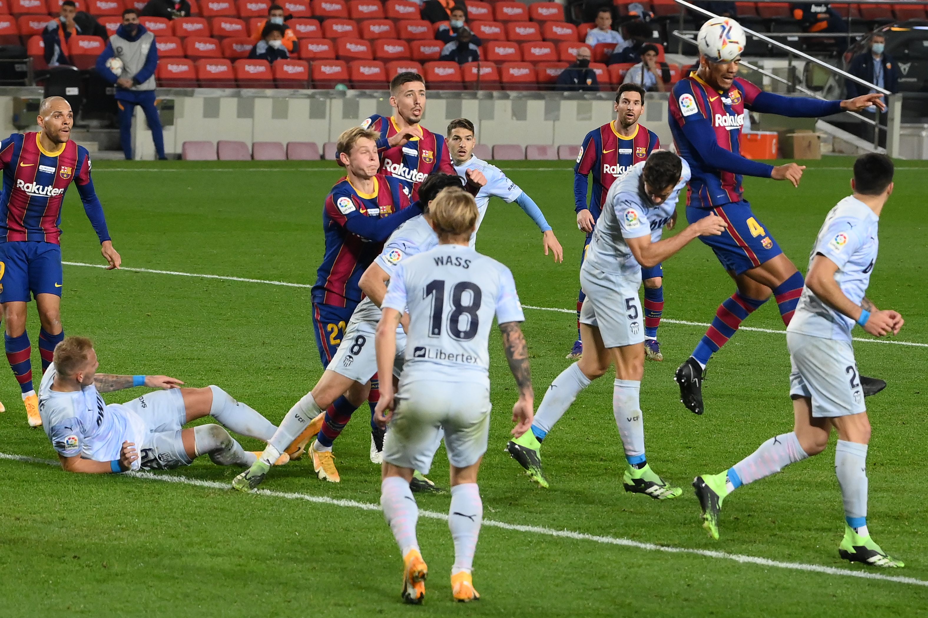 El Barcelona volvió a ceder puntos en casa, esta vez al empatar 2-2 ante el Valencia. (Foto Prensa Libre: AFP)