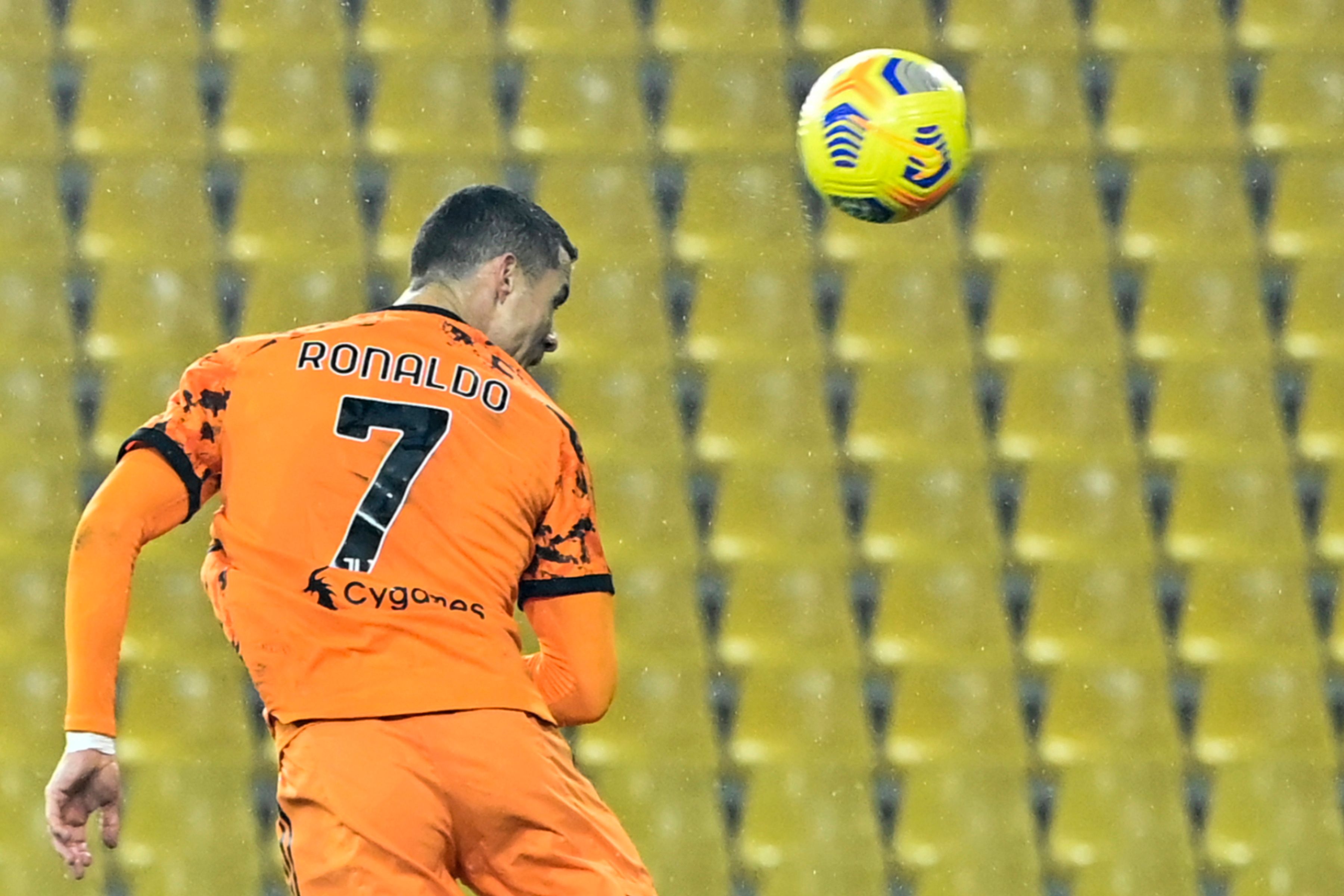 Cristiano Ronaldo ganó el premio Golden Foot. Es un premio de tipo homenaje que solo se puede ganar una vez y por el que optan jugadores de 28 años o más que tienen una carrera consolidada y exitosa. (Foto Prensa Libre: AFP)
