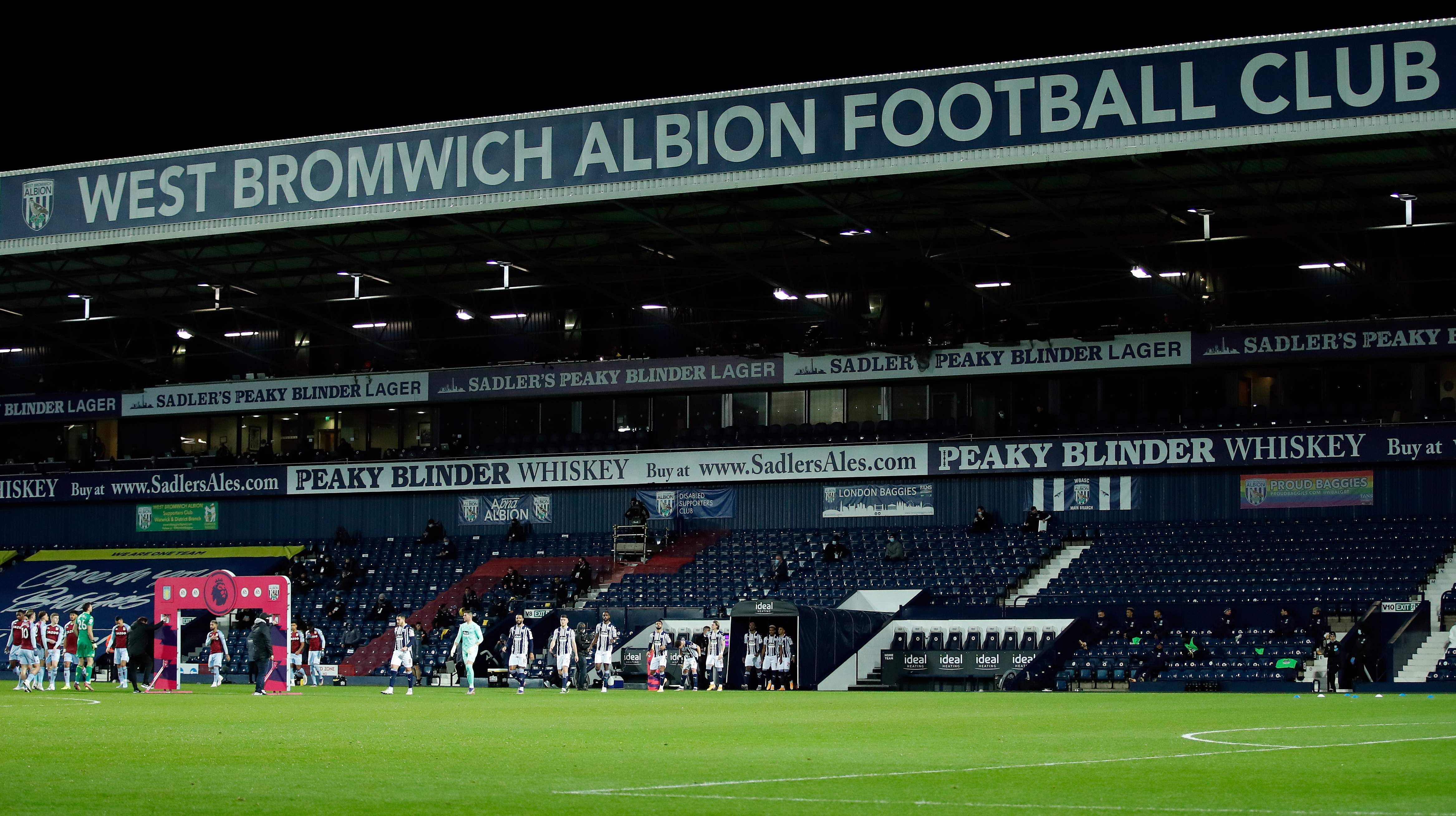 Las restricciones de ingreso de público a estadios en Inglaterra prácticamente seguirán siendo las mismas, dependiendo de distintos niveles de restricciones sanitarias en general. (Foto Prensa Libre: AFP)