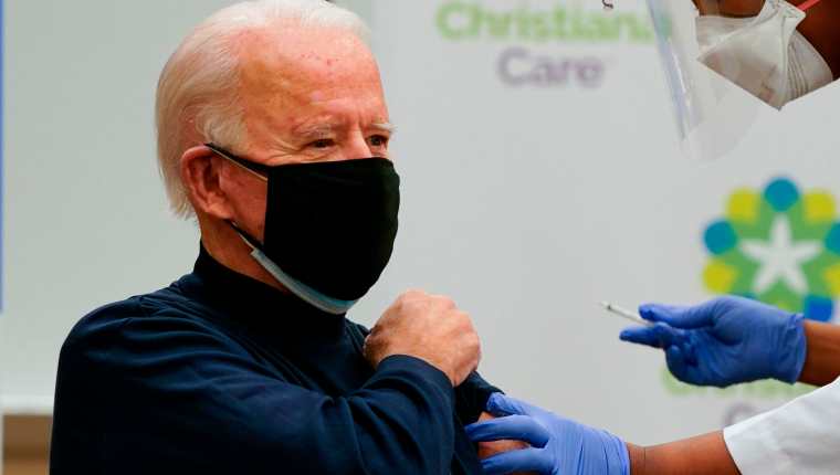 El presidente electo de los EE. UU. recibe la vacuna contra el coronavirus en un hospital de Delaware. (Foto Prensa Libre: AFP)