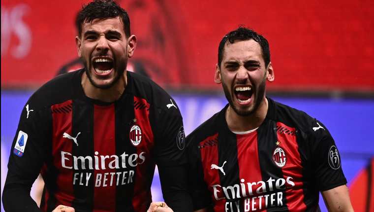 Theo Hernández (izquierda) y Hakan Calhanoglu se perderán al menos un encuentro con el AC Milan tras haber dado positivo por covid-19. (Foto Prensa Libre: AFP)