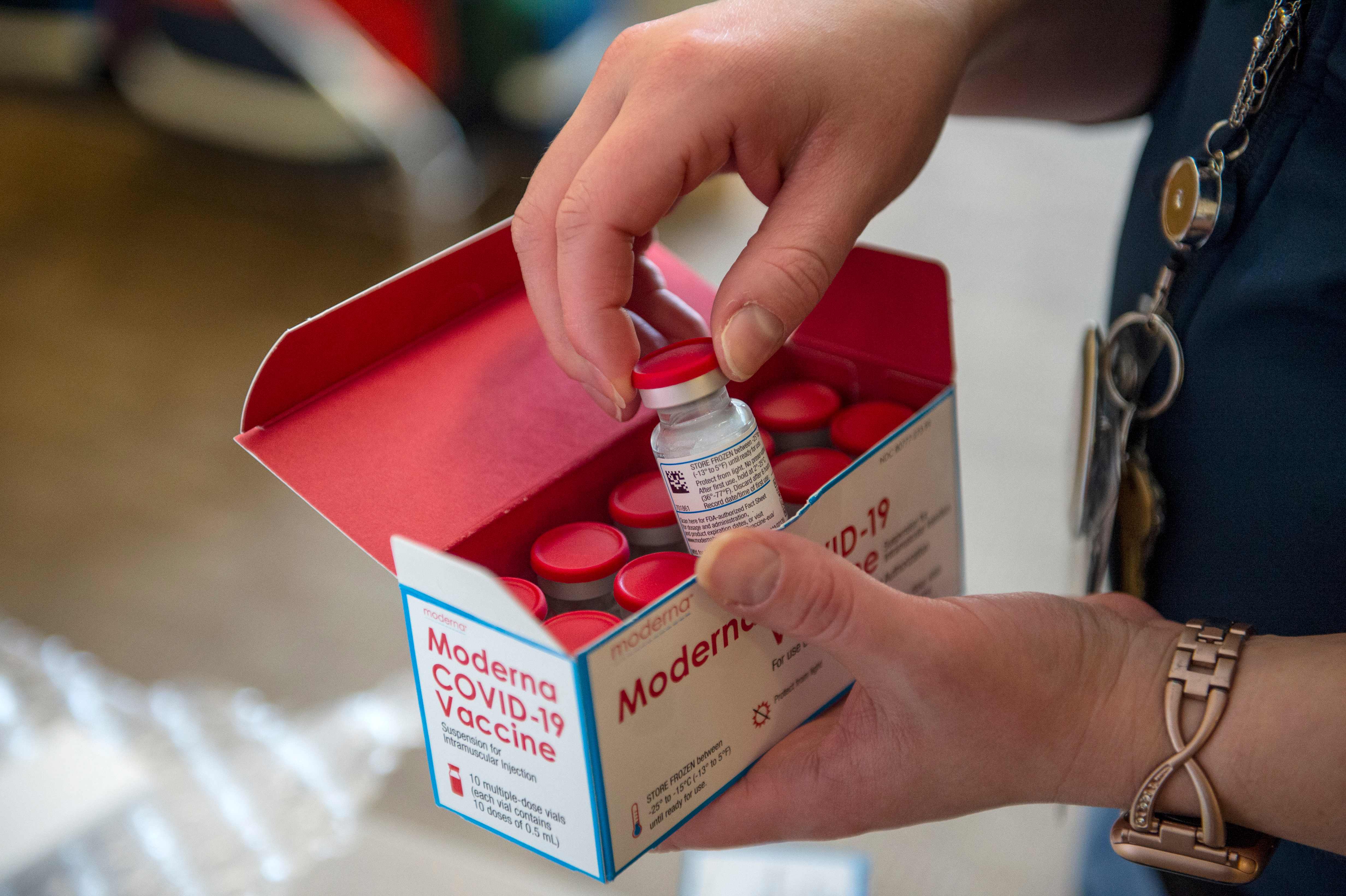 Las vacunas de Moderna comenzaron a aplicarse el pasado 21 de diciembre. (Foto Prensa Libre: AFP)