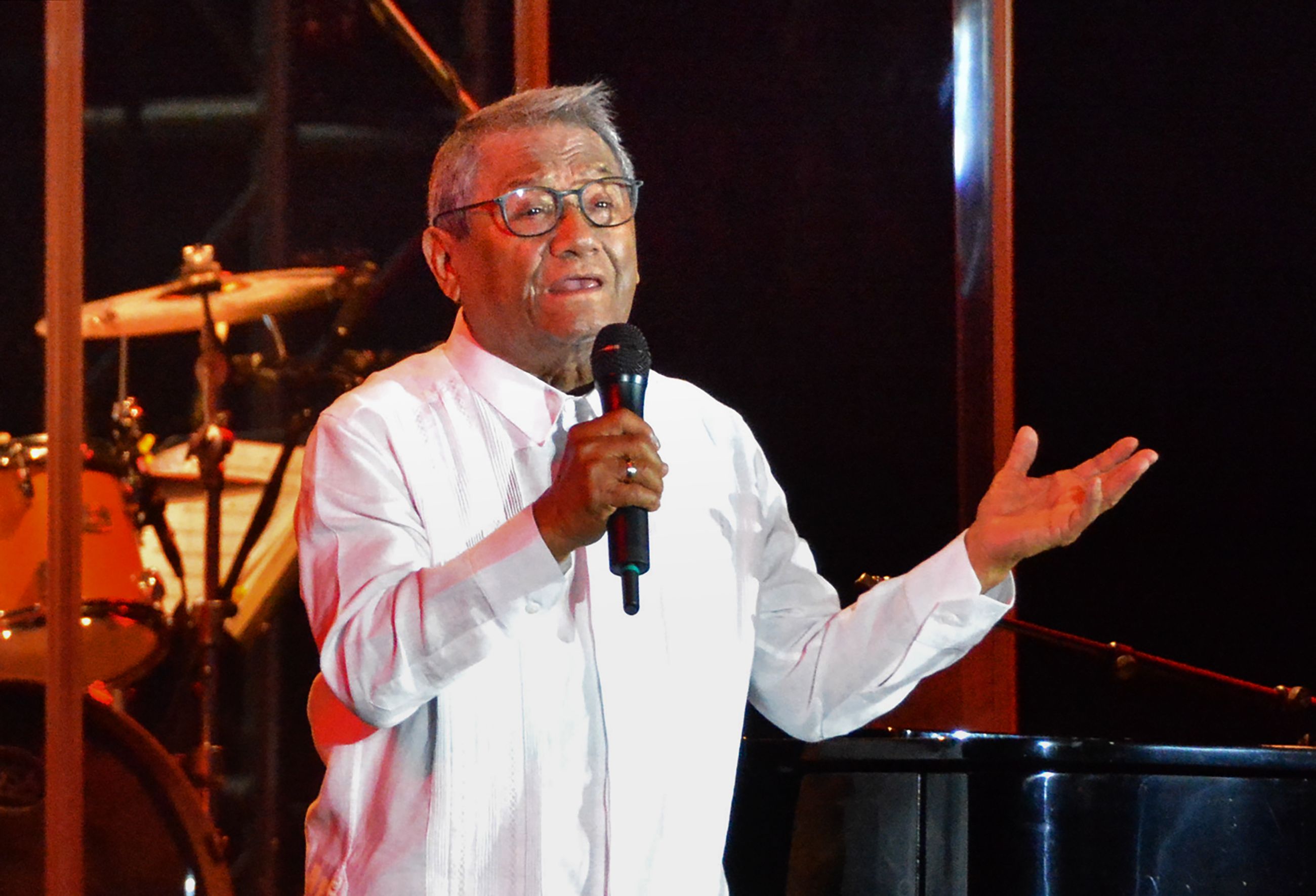 (FILES) In this file photo taken on July 15, 2018 Mexican singer and composer Armando Manzanero performs with members of Buenavista Social Club, during his show in Havana. - Mexican singer-songwriter Armando Manzanero, one of the most popular composers of romantic Latin ballads and boleros, died early on December 28, 2020 from coronavirus-related complications, Mexican President Andres Manuel Lopez Obrador announced. (Photo by JORGE BELTRAN / AFP)
