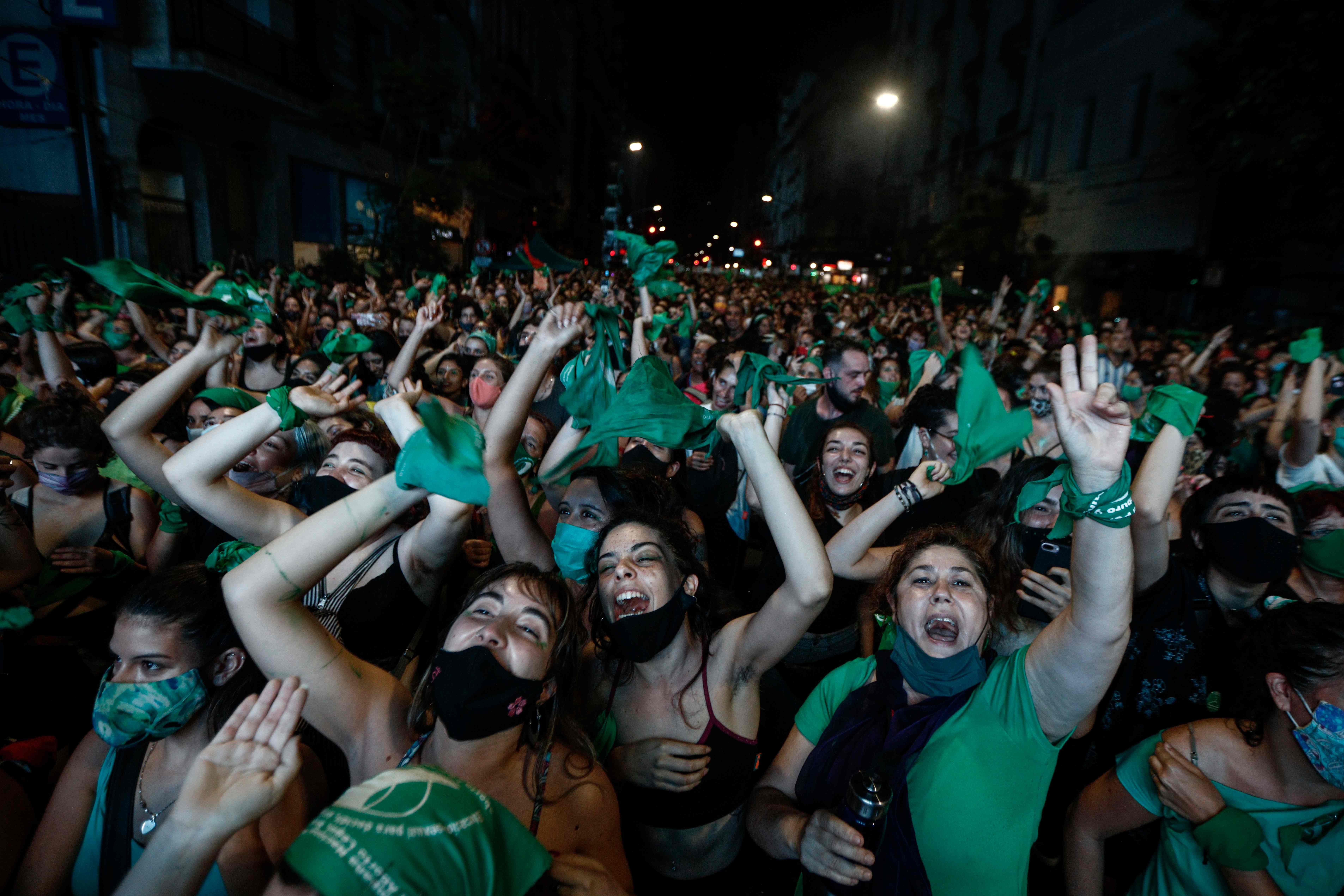 Activistas celebran luego que el Congreso de Argentina legalizó el aborto. (Foto Prensa Libre: AFP)