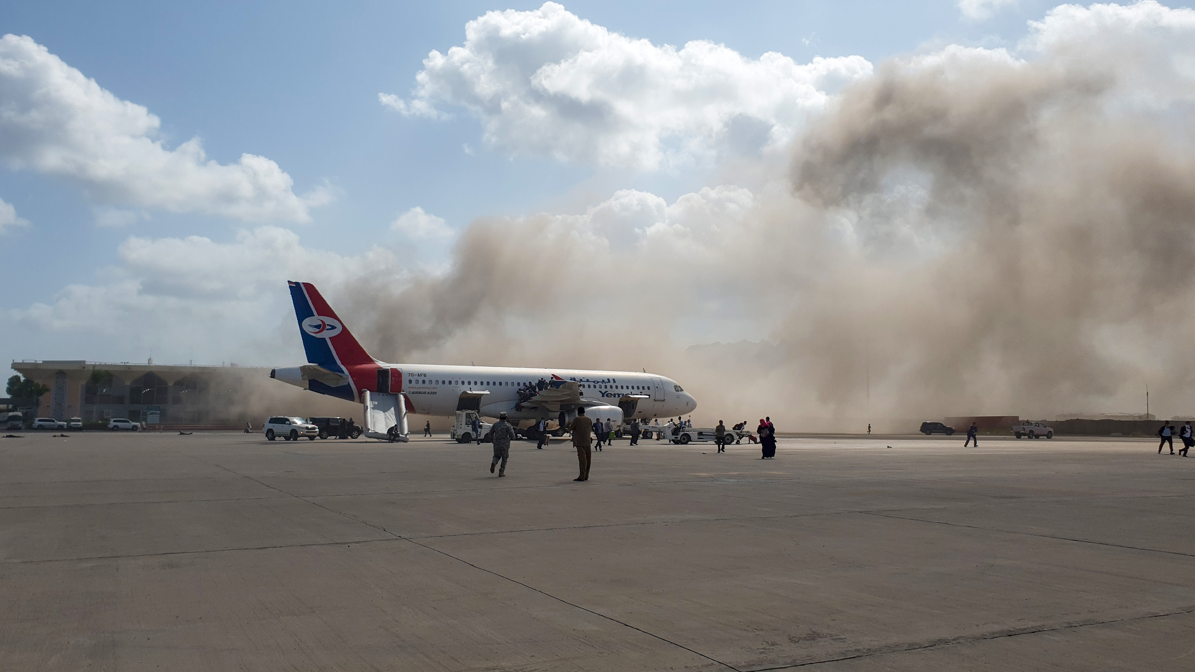 Aeropuerto de Aden, Yemen, que fue atacado este 30 de diciembre luego del aterrizaje de un avión con funcionarios estatales. El incidente dejó al menos 16 muertos. (Foto Prensa Libre: AFP)