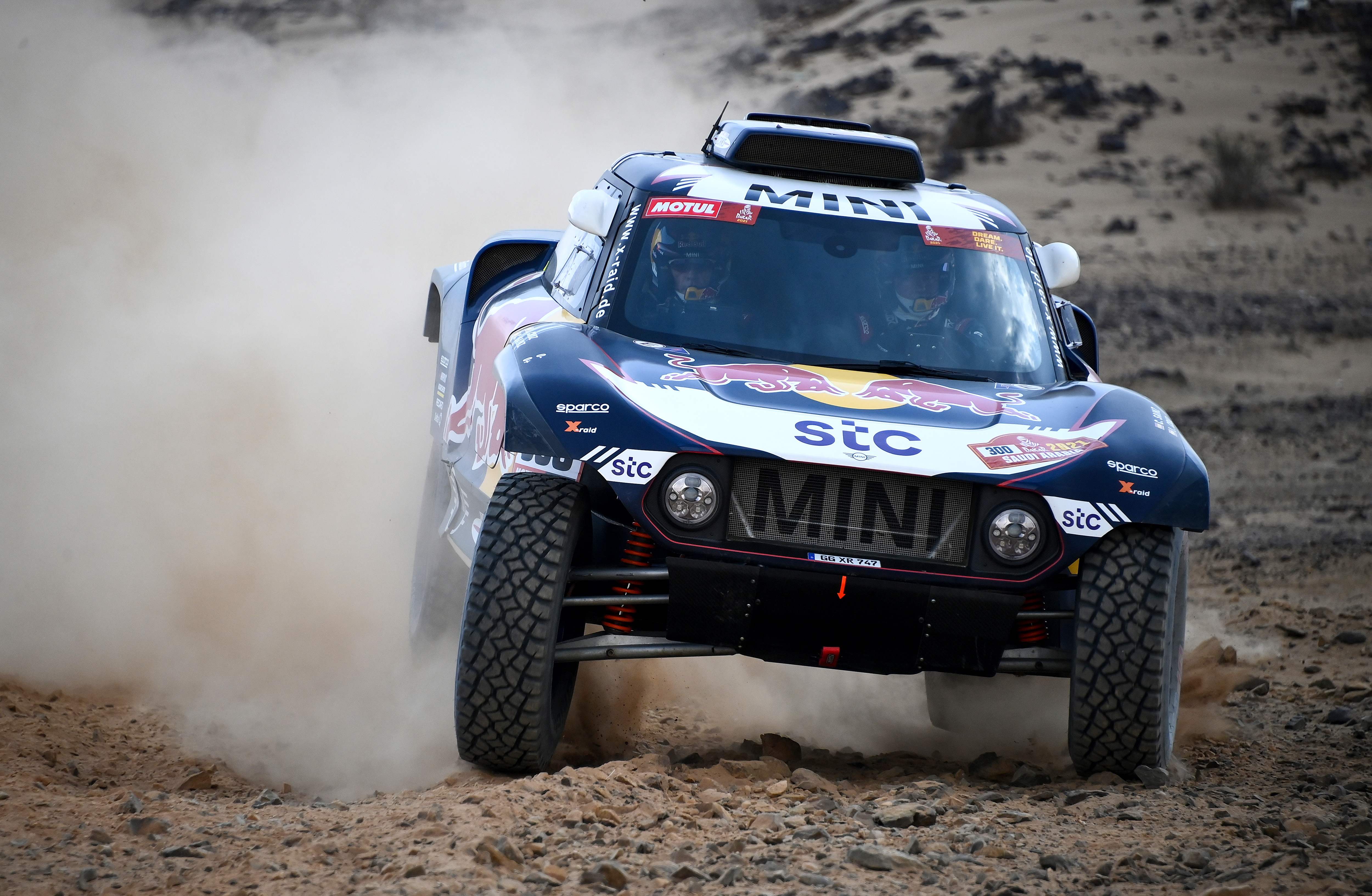 El piloto español Carlos Sainz es el campeón de la pasada edición del Rally Dakar y ocupa el primer puesto de la clasificación en el actual certamen. (Foto Prensa Libre: AFP)