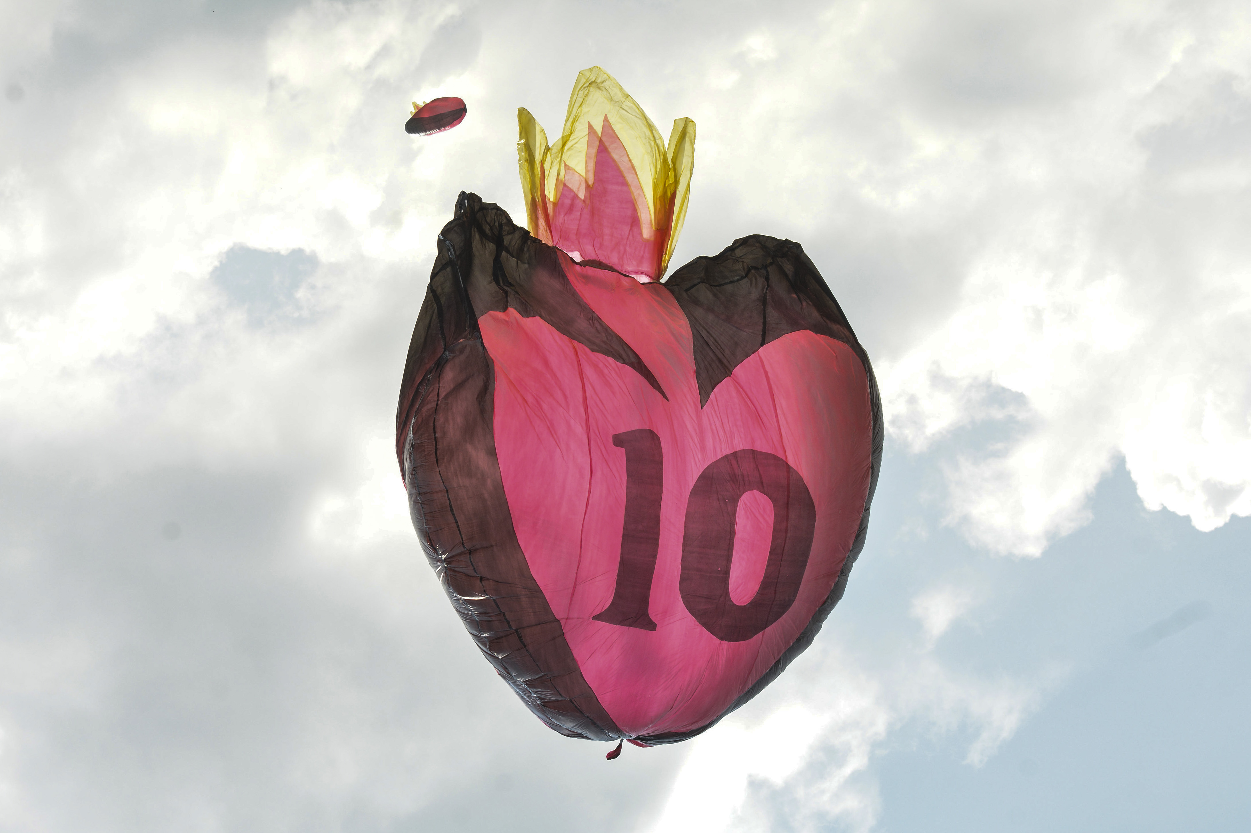 Un globo con forma de corazón con el número 10, en homenaje a Maradona, fue elevado por los aires en Colombia para recordar al argentino que falleció el 25 de noviembre de 2020. (Foto Prensa Libre: AFP)