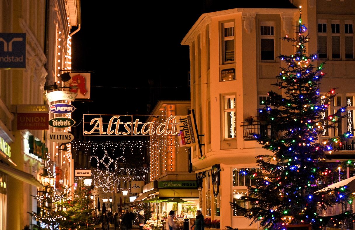 Los peatones pasan frente a las tiendas en la ciudad de Moers, Alemania, donde se han establecido restricciones en la lucha contra el covid-19. (Foto Prensa Libre: EFE)