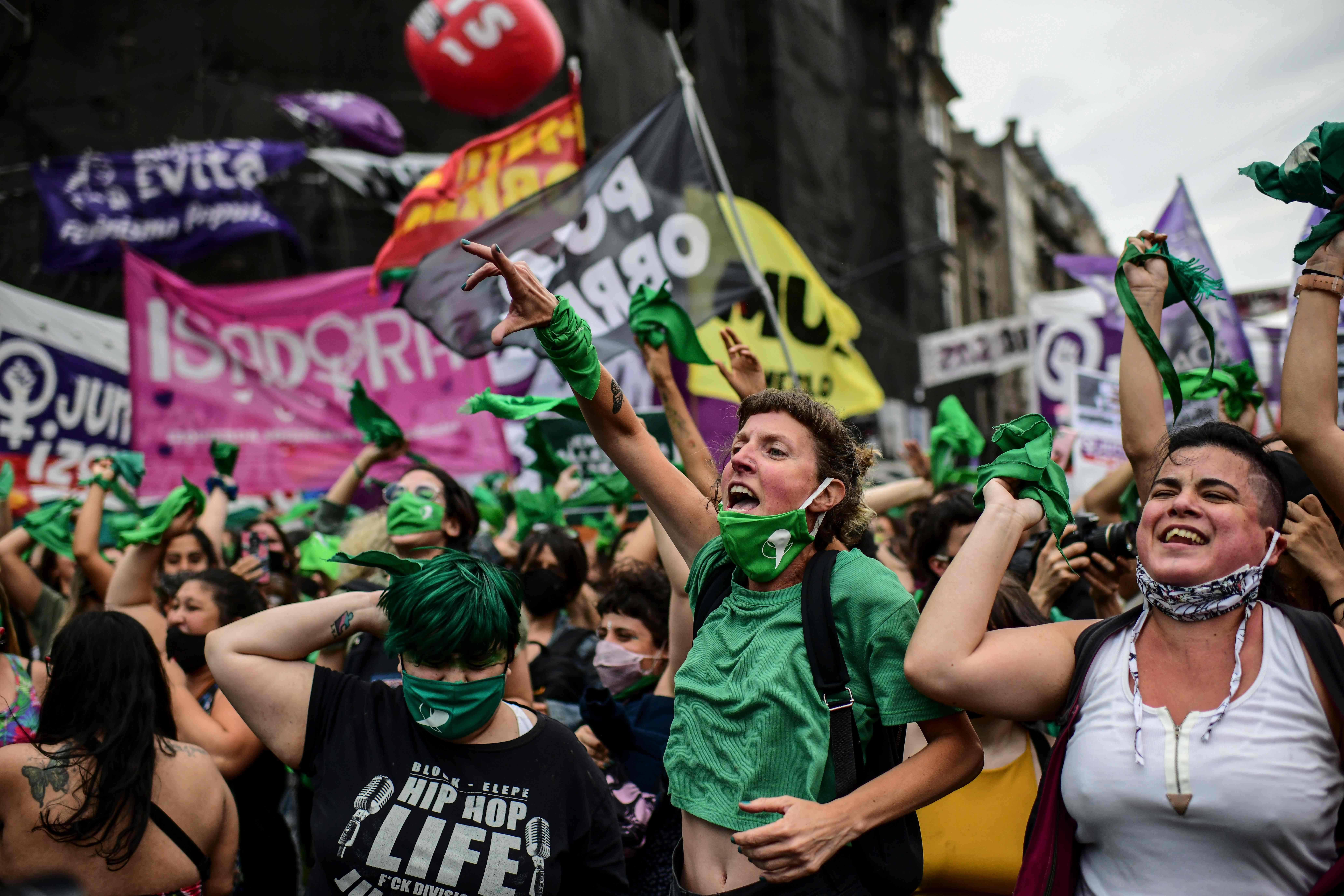 El 10 de diciembre del 2020 se aprobó un proyecto de ley para legalizar el aborto gratuito y voluntario. (Foto Prensa Libre: AFP)