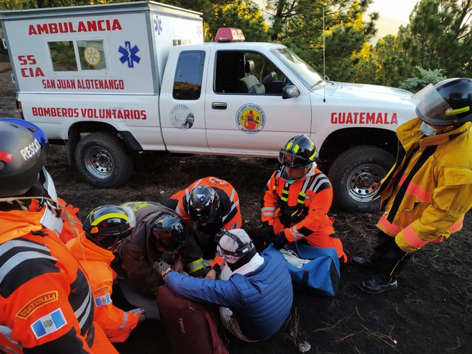 La operación de rescate de dos personas en el Acatenango duró seis horas. (Foto, Prensa Libre: Bomberos Voluntarios).