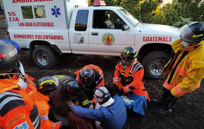La operación de rescate de dos personas en el Acatenango duró seis horas. (Foto, Prensa Libre: Bomberos Voluntarios).