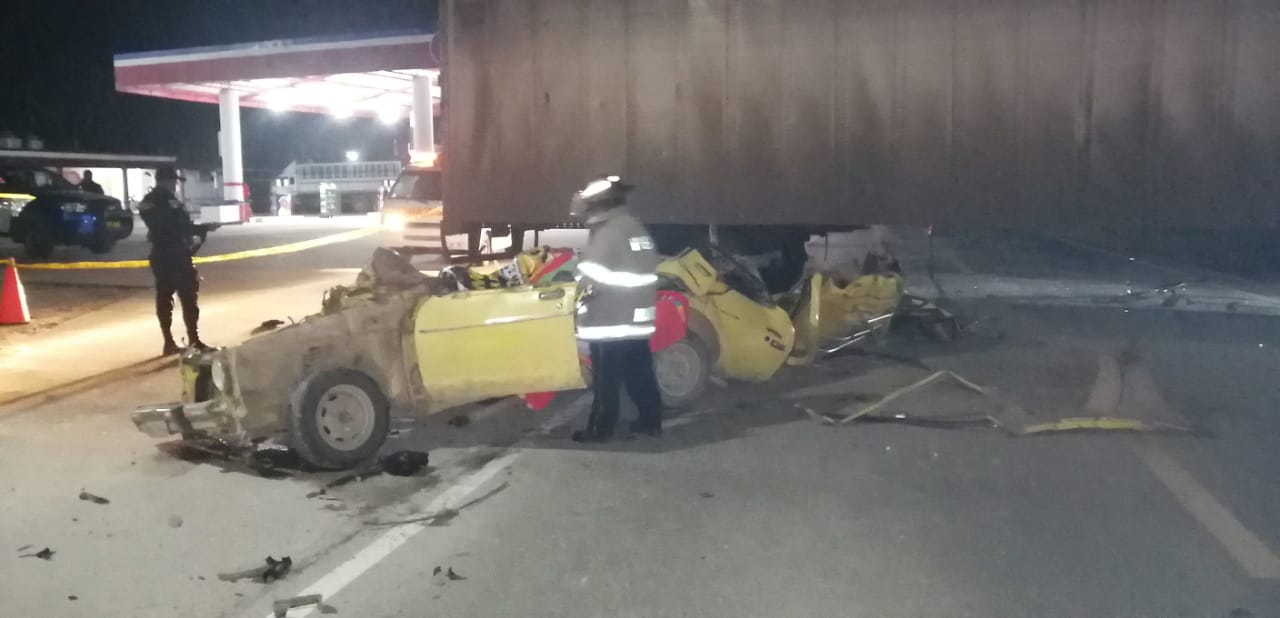 El taxi involucrado en el percance en Petén quedó destruido. (Foto Prensa Libre: Bomberos Voluntarios)