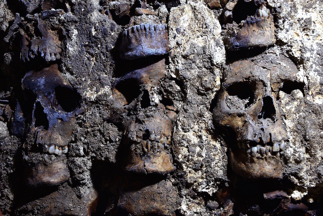 Al menos 119 cráneos forman una torre del Imperio Azteca. (Foto Prensa Libre: EFE)
