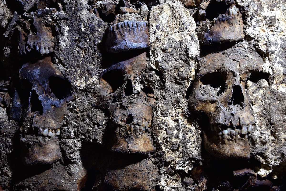 Hallan en México una torre de cráneos humanos erigida durante el imperio azteca