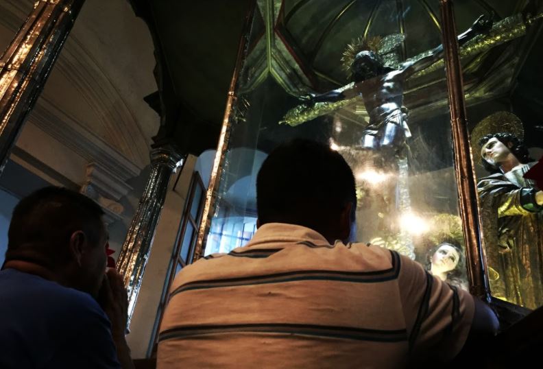 Feligreses veneran imagen del Cristo Negro luego de que Basílica permaneció cerrada por el covis-19. (Foto Prensa Libre: Elízabet Hernández)
