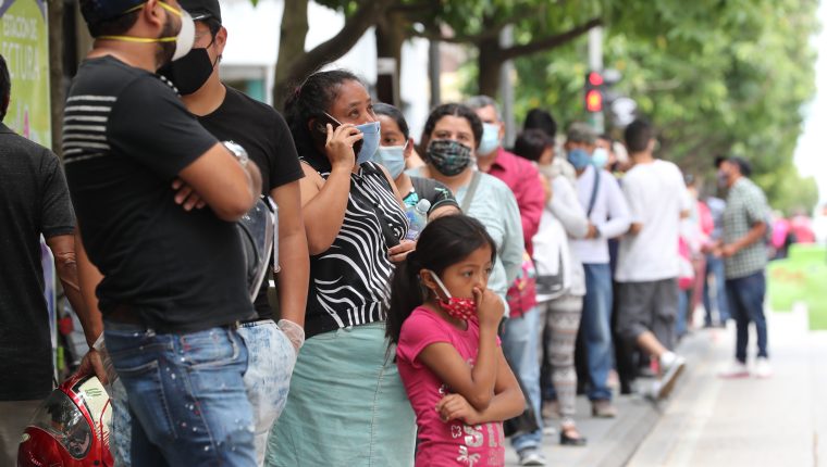 Las personas que buscaban el beneficio del Programa Bono Familia se acercaron varias veces a la empresa de energía eléctrica. (Foto Prensa Libre: Érick Ávila)