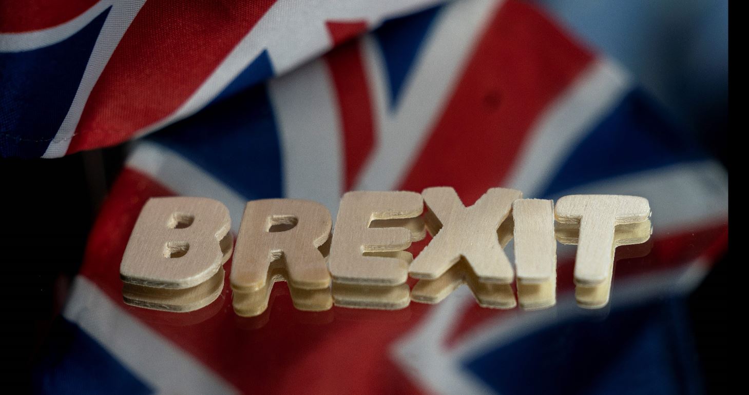Las banderas del Reino Unido y la Unión Europea junto a la palabra "Brexit" en Bruselas. (Foto Prensa Libre: AFP)