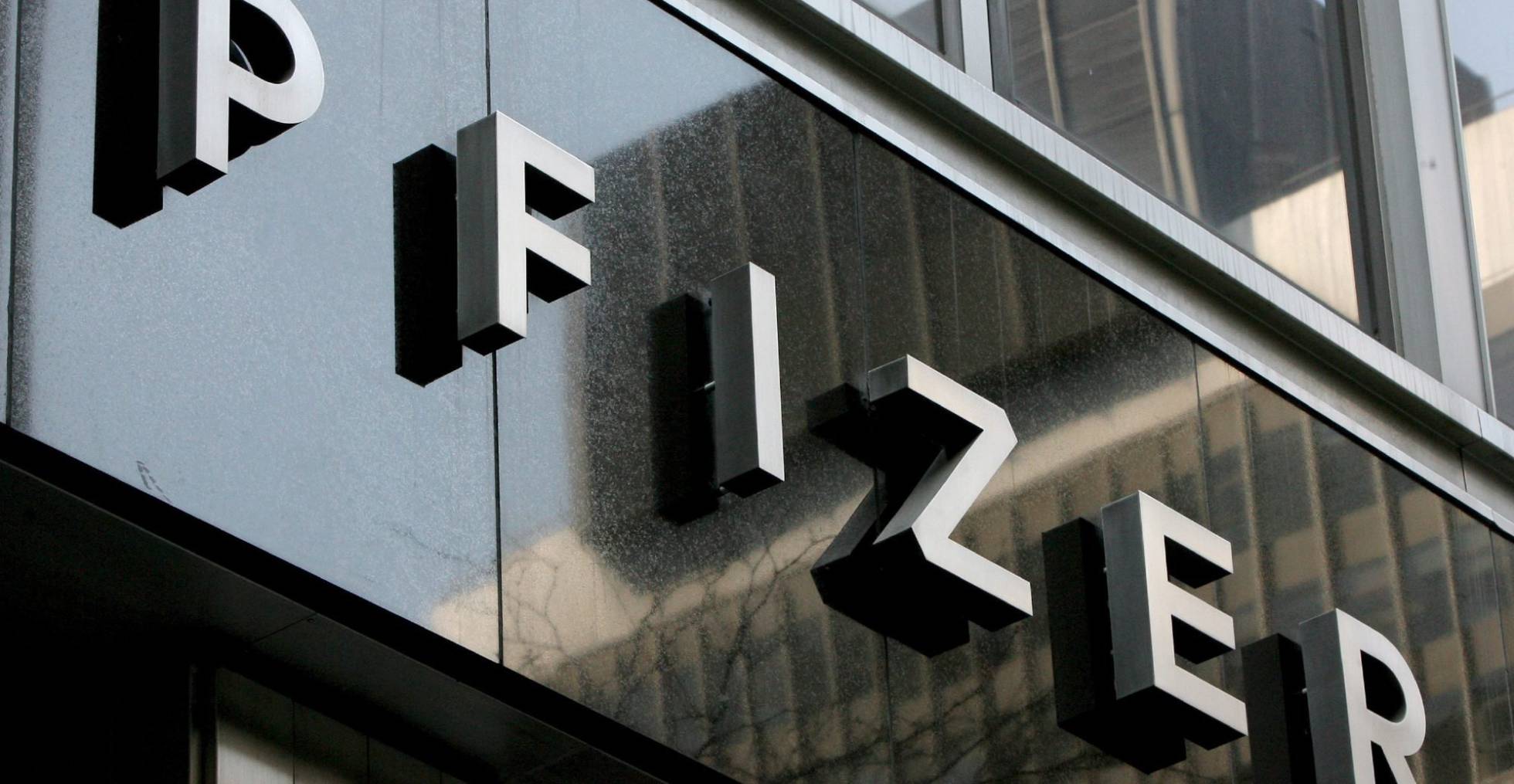 Pfizer y BioNTech desarrollaron una de las primeras vacunas aprobadas en varios países para frenar el avance del coronavirus. (Foto Prensa Libre: EFE)