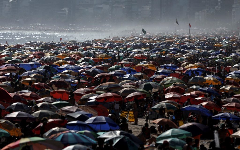 Miles de personas se aglomeraron el fin de semana pasado en la playa de Ipanema, en Río de Janeiro (Brasil). Los números de los casos reportados en los últimos días evidencian una segunda ola más letal. (Foto Prensa Libre: EFE)