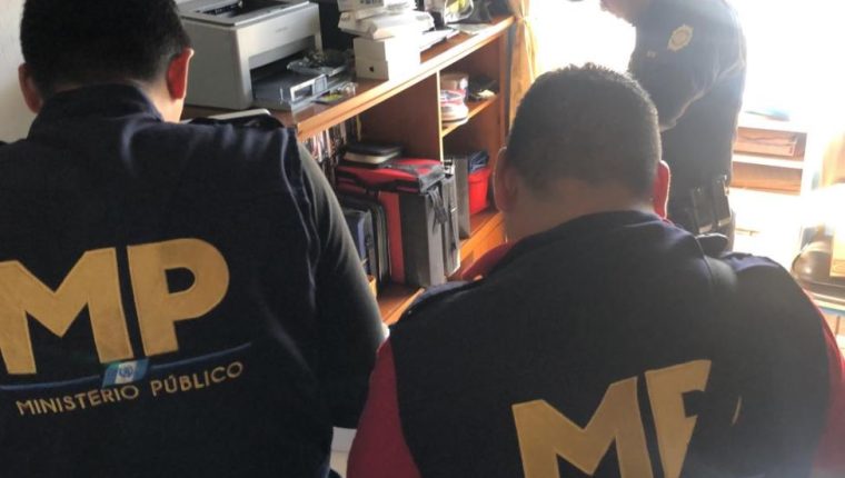 El MP y la PNC efectúan un allanamiento por un caso de pornografía infantil. Foto Prensa Libre: Hemeroteca.