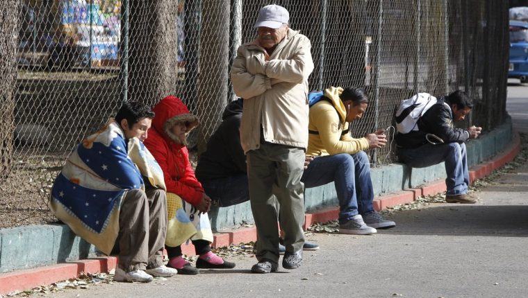 Guatemaltecos se cubren del frío por temporada de fin de año. (Foto Prensa Libre: Hemeroteca PL)