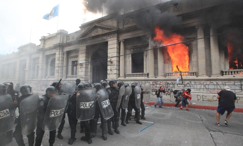 El 21 de noviembre 2020 se registraron disturbios en rechazo al presupuesto 2021. (Foto Prensa Libre: Hemeroteca PL)

