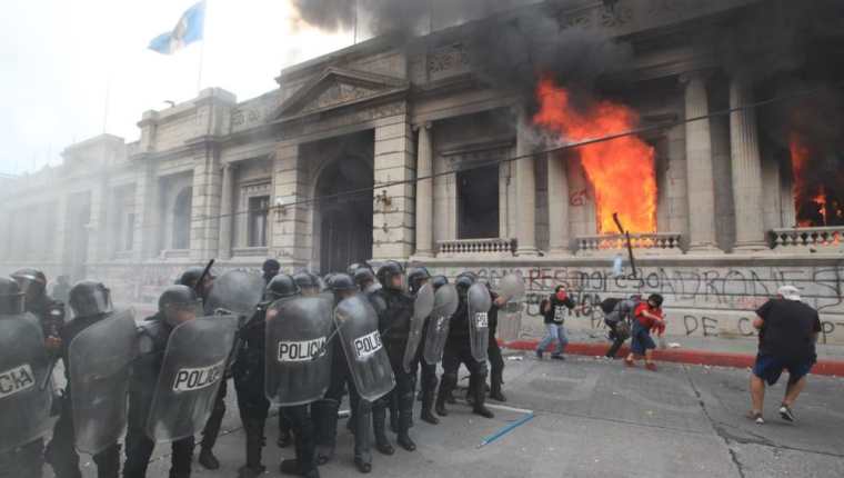 El 21 de noviembre 2020 se registraron disturbios en rechazo al presupuesto 2021. (Foto Prensa Libre: Hemeroteca PL)

