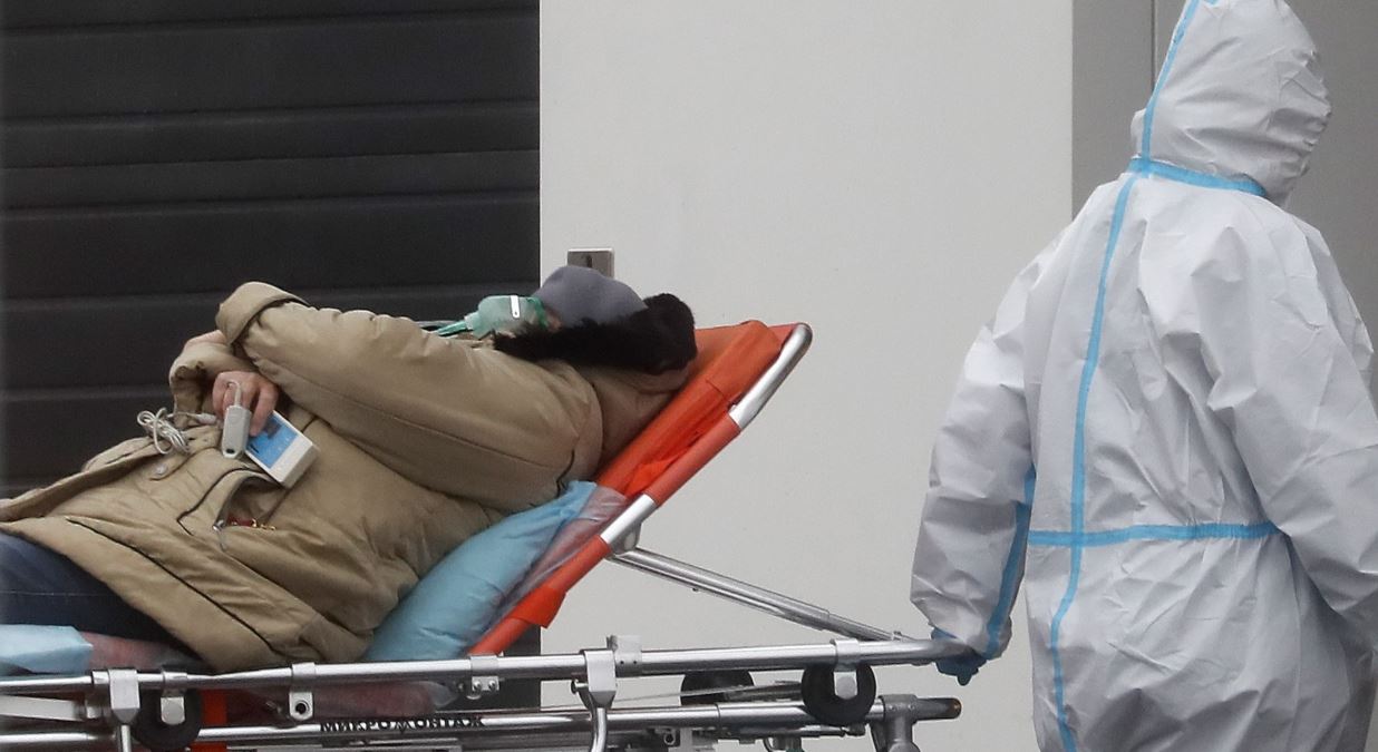 El mundo supera el millón de muertos por el covid-19. (Foto Prensa Libre: EFE) 