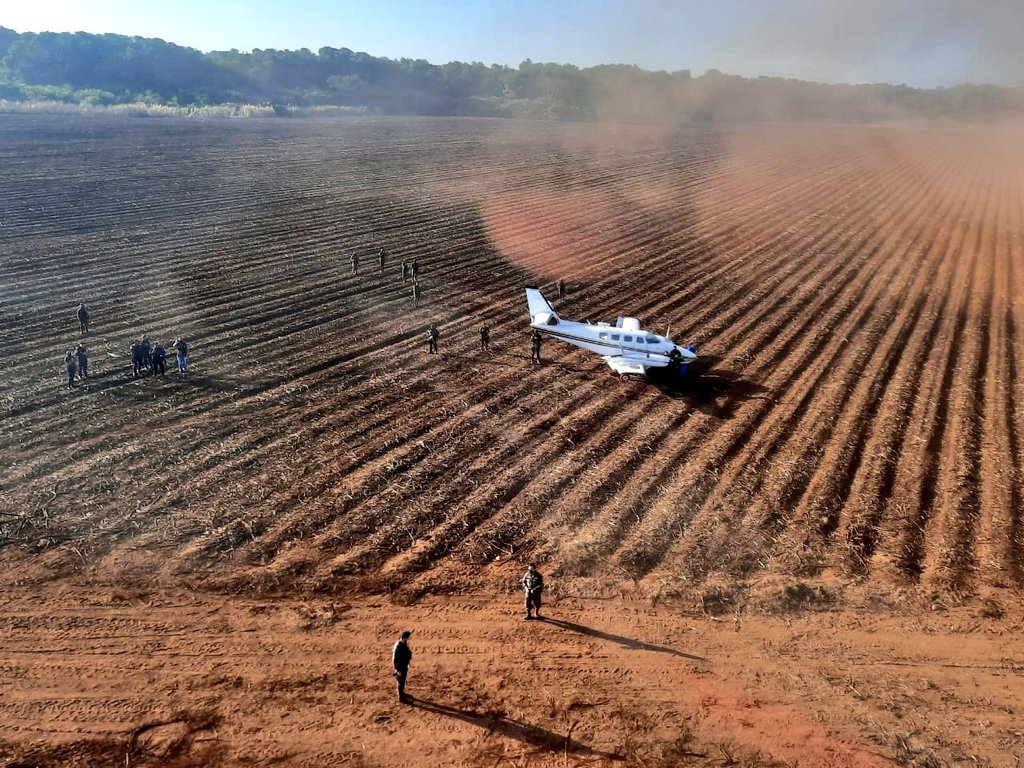 La avioneta cayó alrededor de las 4 horas de la madrugada, según el reporte de las autoridades. (Foto Prensa Libre: Ejército de Guatemala)