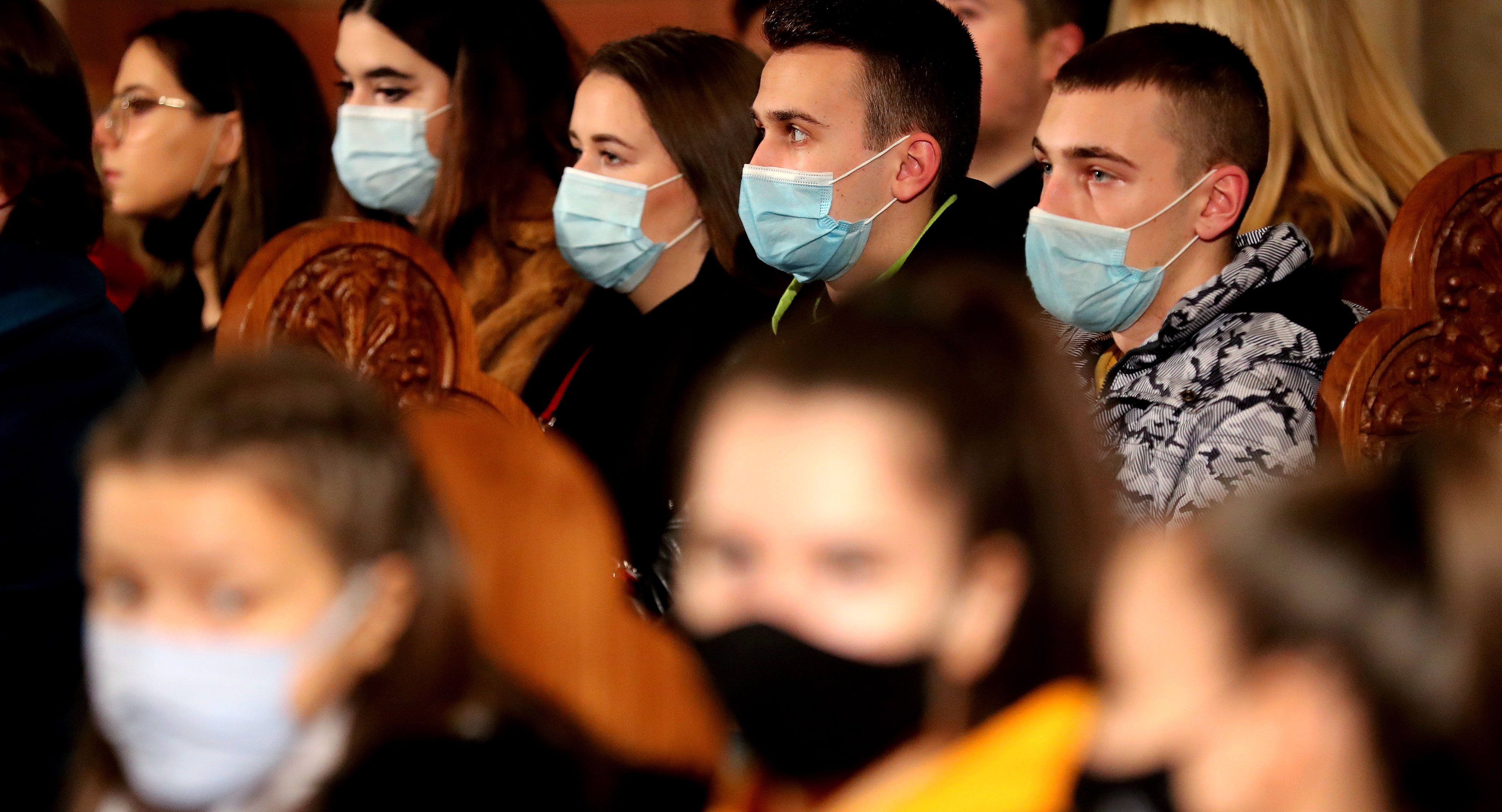 Creyentes con mascarillas rezan en Nochebuena, durante la Santa Misa de Navidad en la Catedral Católica del Corazón de Jesús en Sarajevo, Bosnia. (Foto Prensa Libre: EFE)