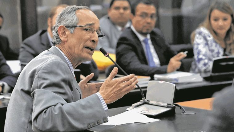El expresidente Álvaro Colom enfrenta un proceso por el caso de corrupción en el servicio Transurbano. (Foto HemerotecaPL )
