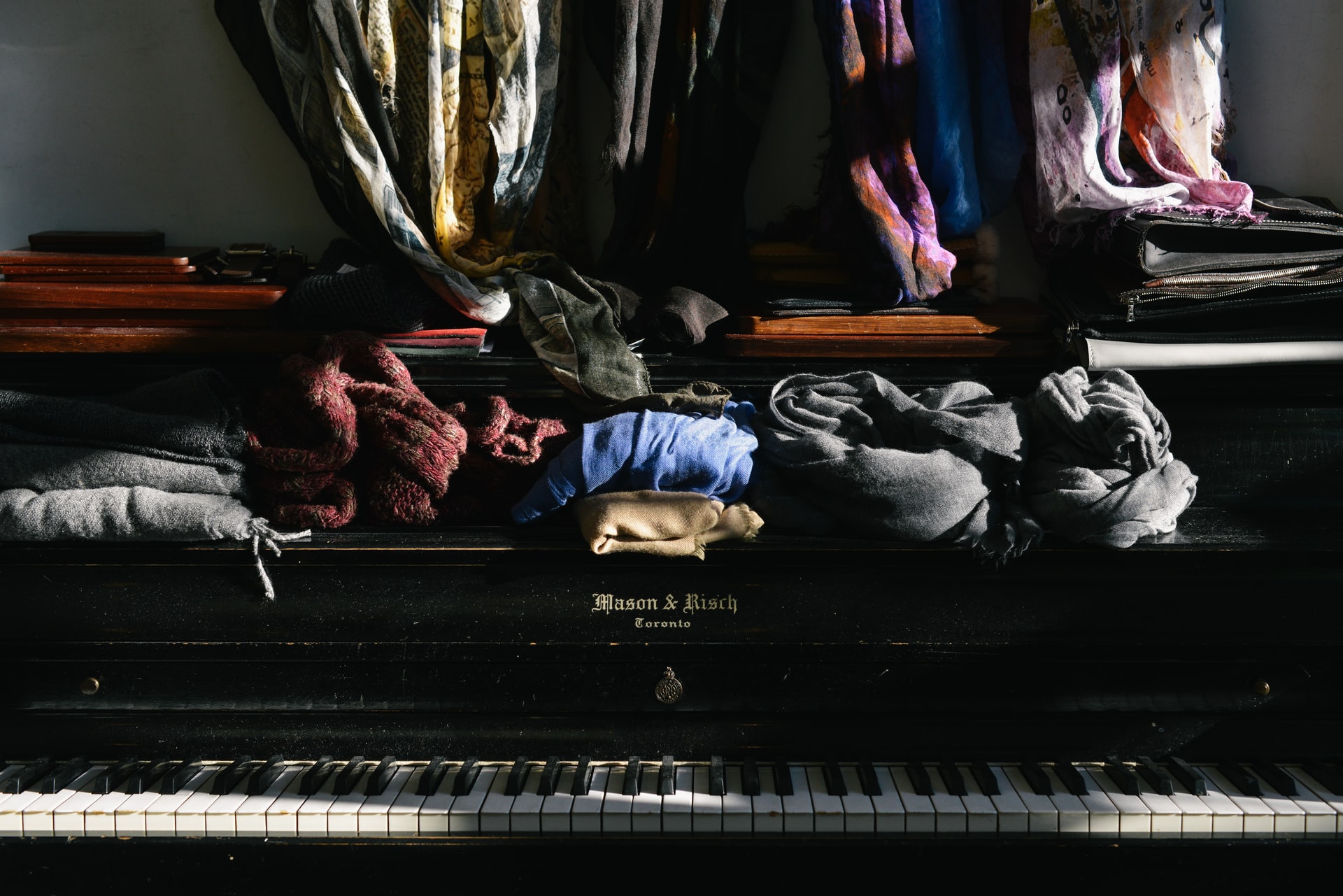 La acumulación de ropa afuera del armario se vuelve costumbre que causa desorden en la habitación y evita que la ropa se ventile. (Foto Prensa Libre: Celia Spenard-Ko on Unsplash).