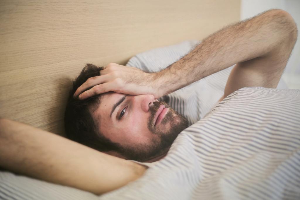 Si se sufre de insomnio más de tres veces a la semana, lo ideal es consultar un especialista para determinar las causas. (Foto Prensa Libre: Andrea Piacquadio en Pexels)