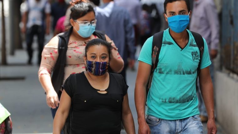 En los últimos días se evidencia un mayor número de personas en las calles, quienes han relajado las medidas de prevención. (Foto Prensa Libre: Hemeroteca)