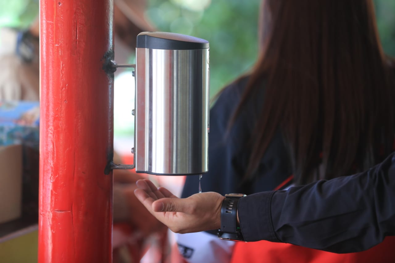 El uso de alcohol en gel, mascarilla y el distanciamiento social son las principales recomendaciones para evitar contagios de coronavirus. (Foto Prensa Libre: Juan Diego González)
