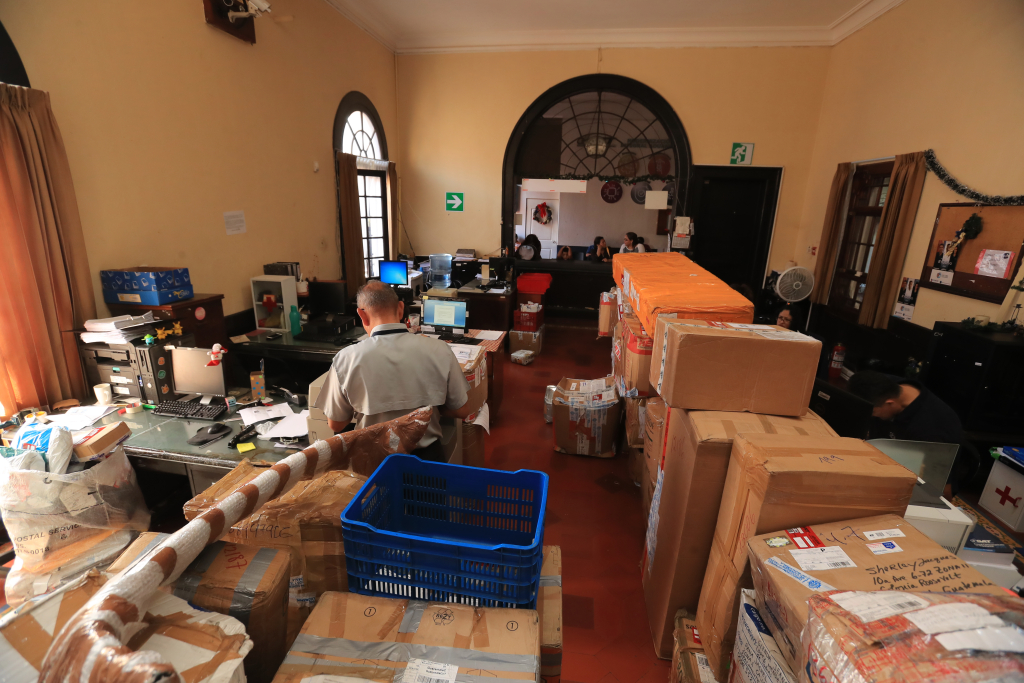 Este año se ha buscado reactivar servicios de correos en el país, pero aún hay presa de paquetes y correspondencia recibida. (Foto Prensa Libre: Juan Diego González)
